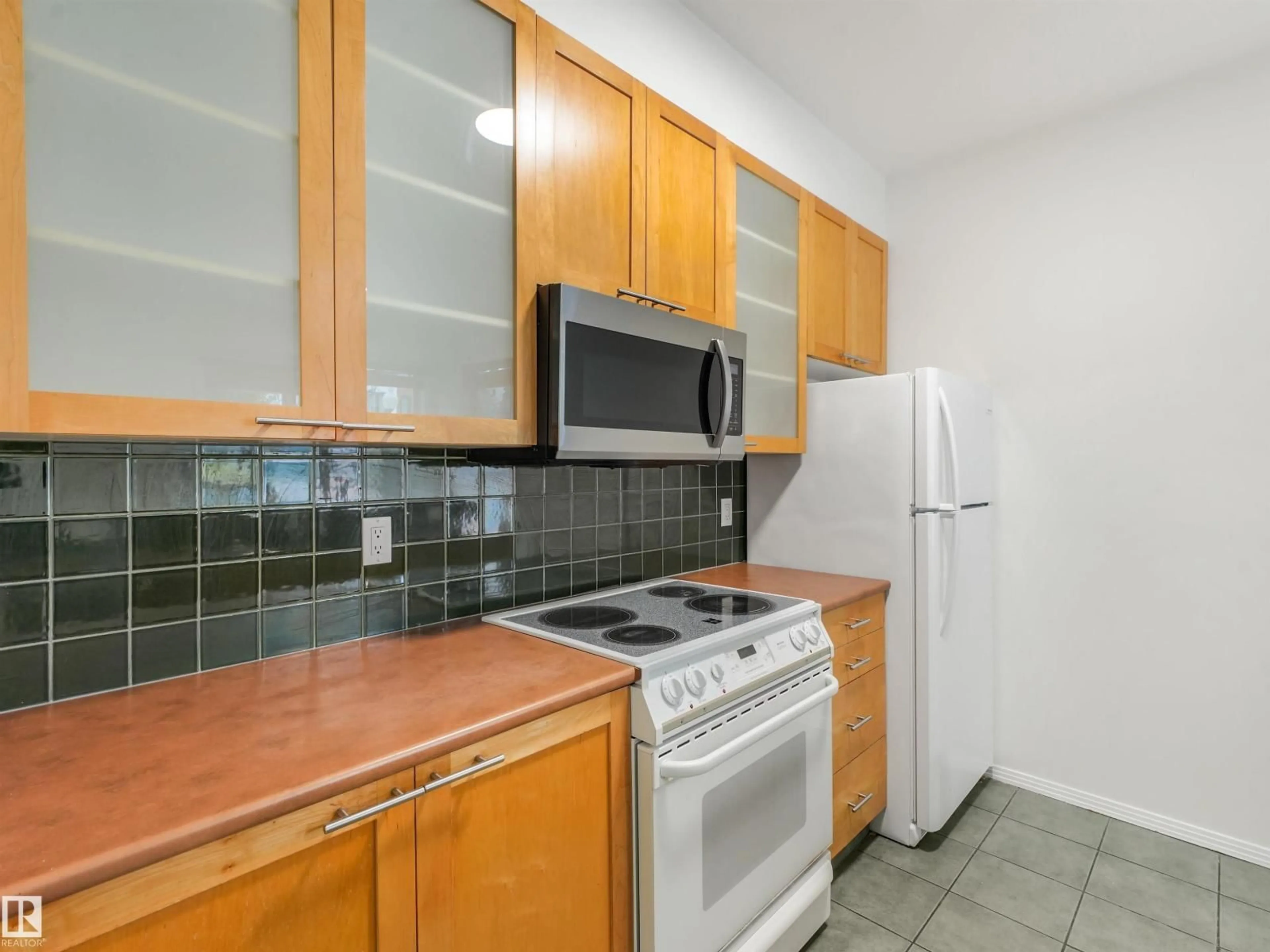Standard kitchen, ceramic/tile floor for 121 10023 110 ST NW, Edmonton Alberta T5K1J5