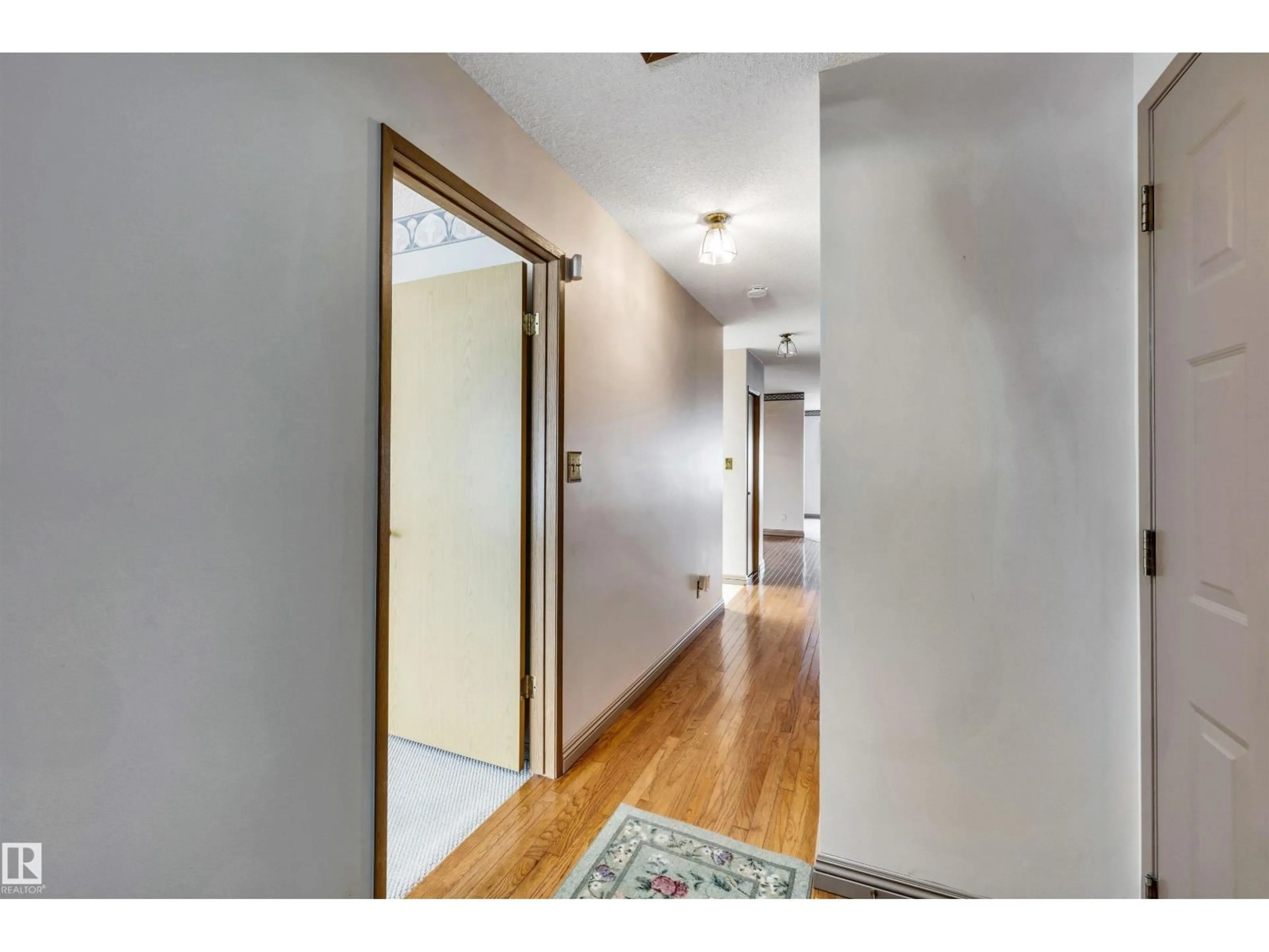 Indoor entryway for NW - 9996 176 AV, Edmonton Alberta T5X5W1