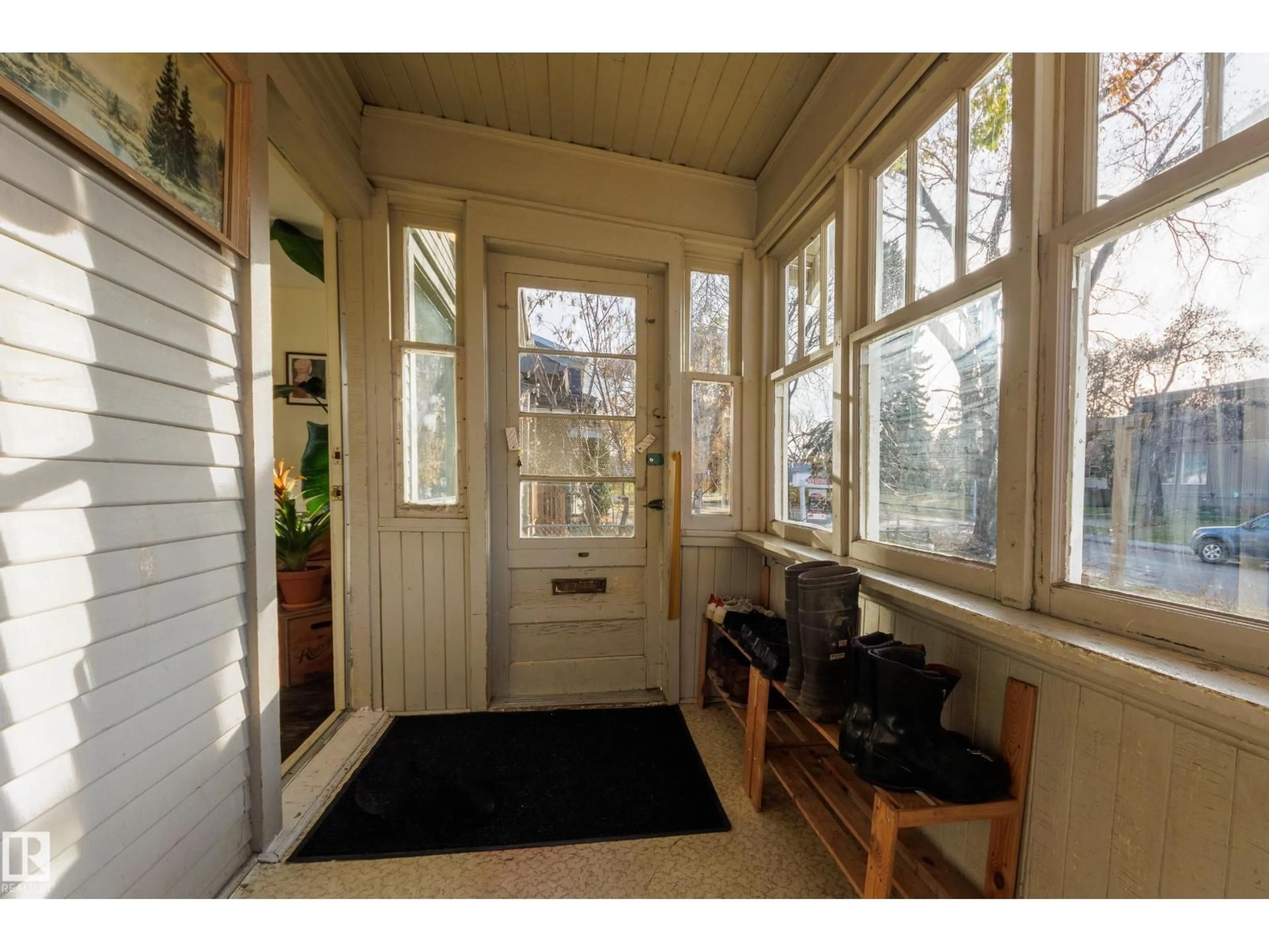Indoor entryway for NW - 11933 63 ST, Edmonton Alberta T5W4G2