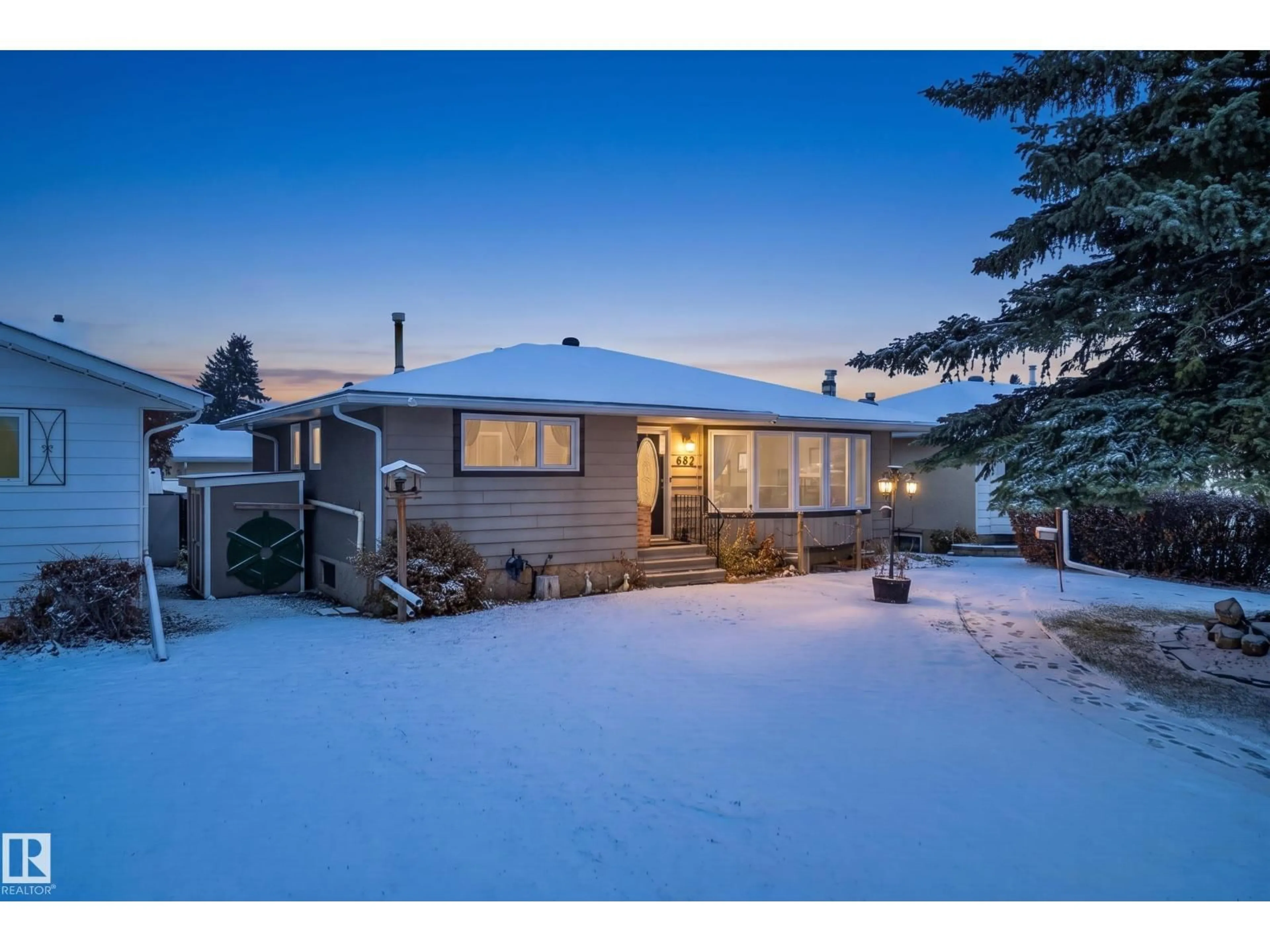 A pic from outside/outdoor area/front of a property/back of a property/a pic from drone, street for 19 BELLEVILLE AV, Spruce Grove Alberta T7X1J6