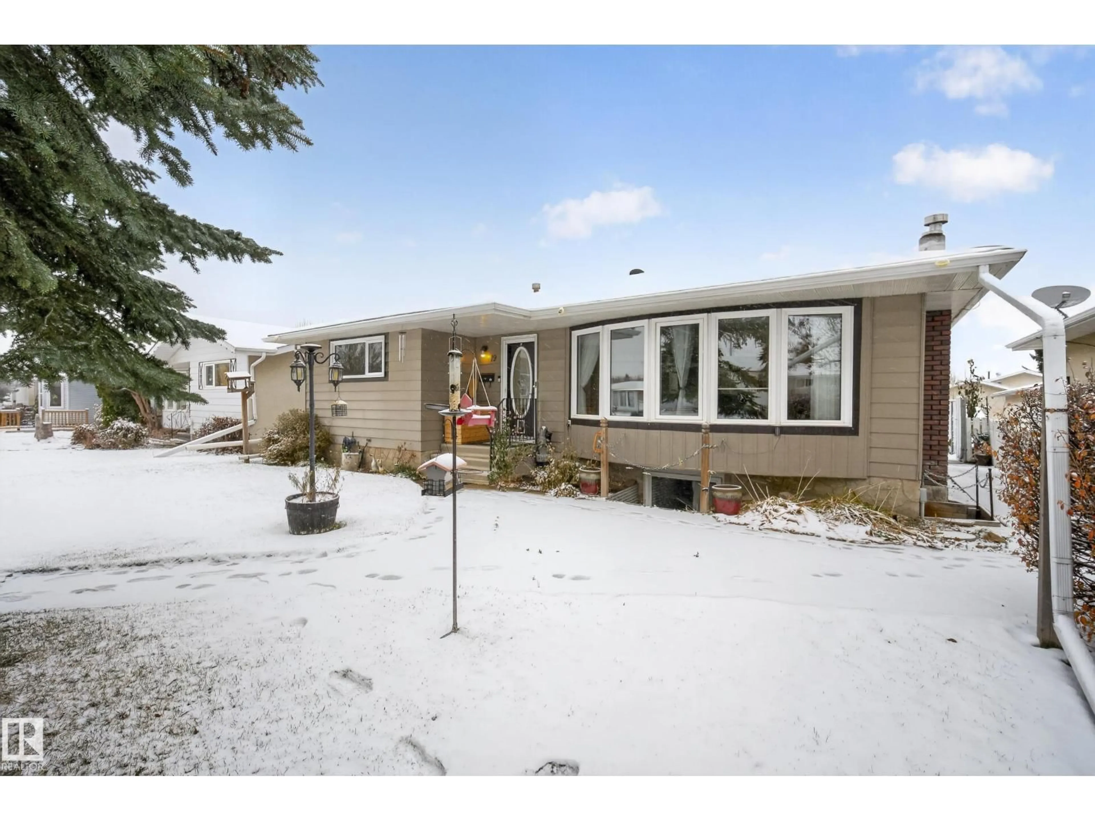 Home with vinyl exterior material, street for 19 BELLEVILLE AV, Spruce Grove Alberta T7X1J6