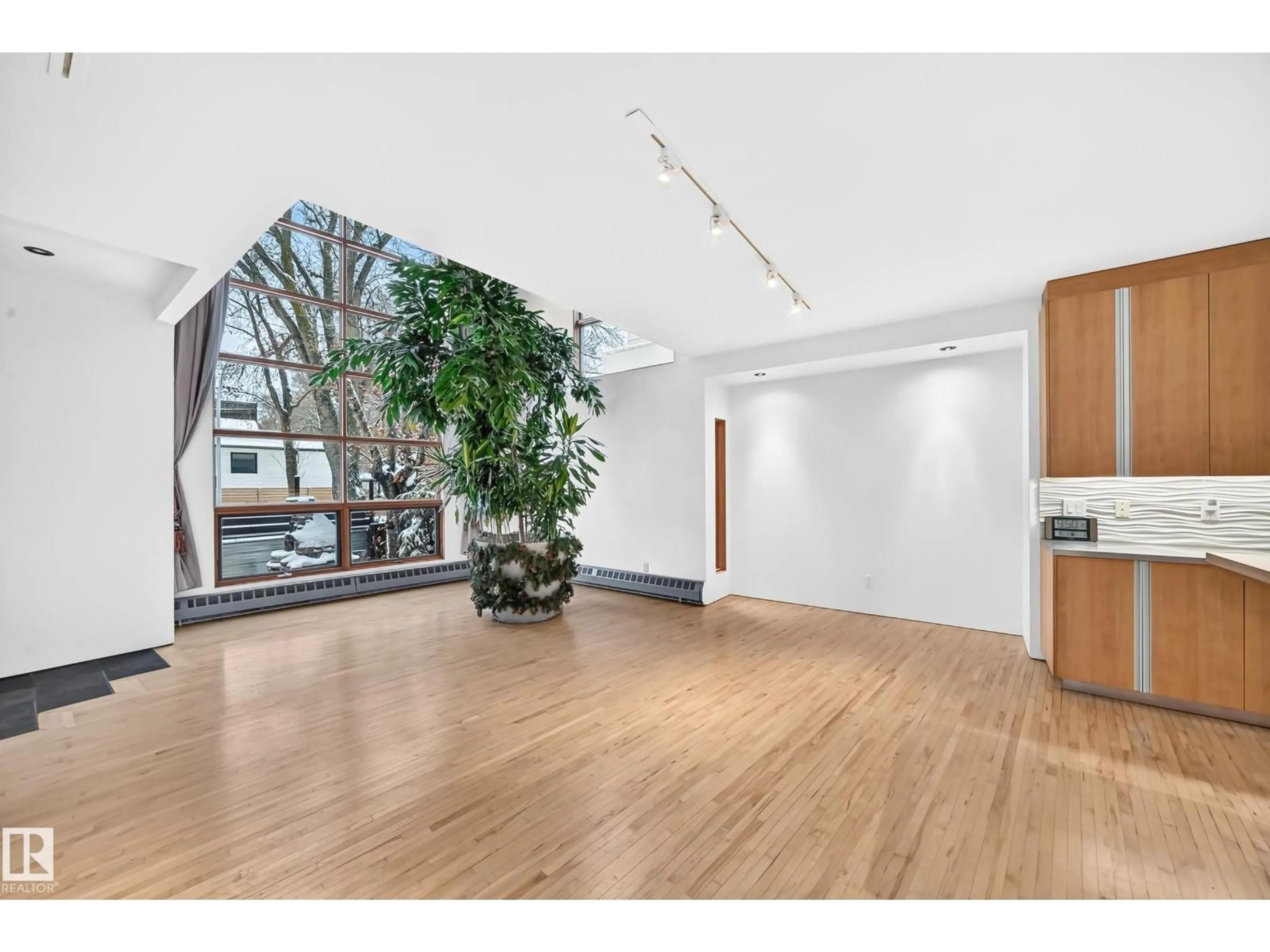 Indoor foyer for 9318 109 AV, Edmonton Alberta T5H1C5