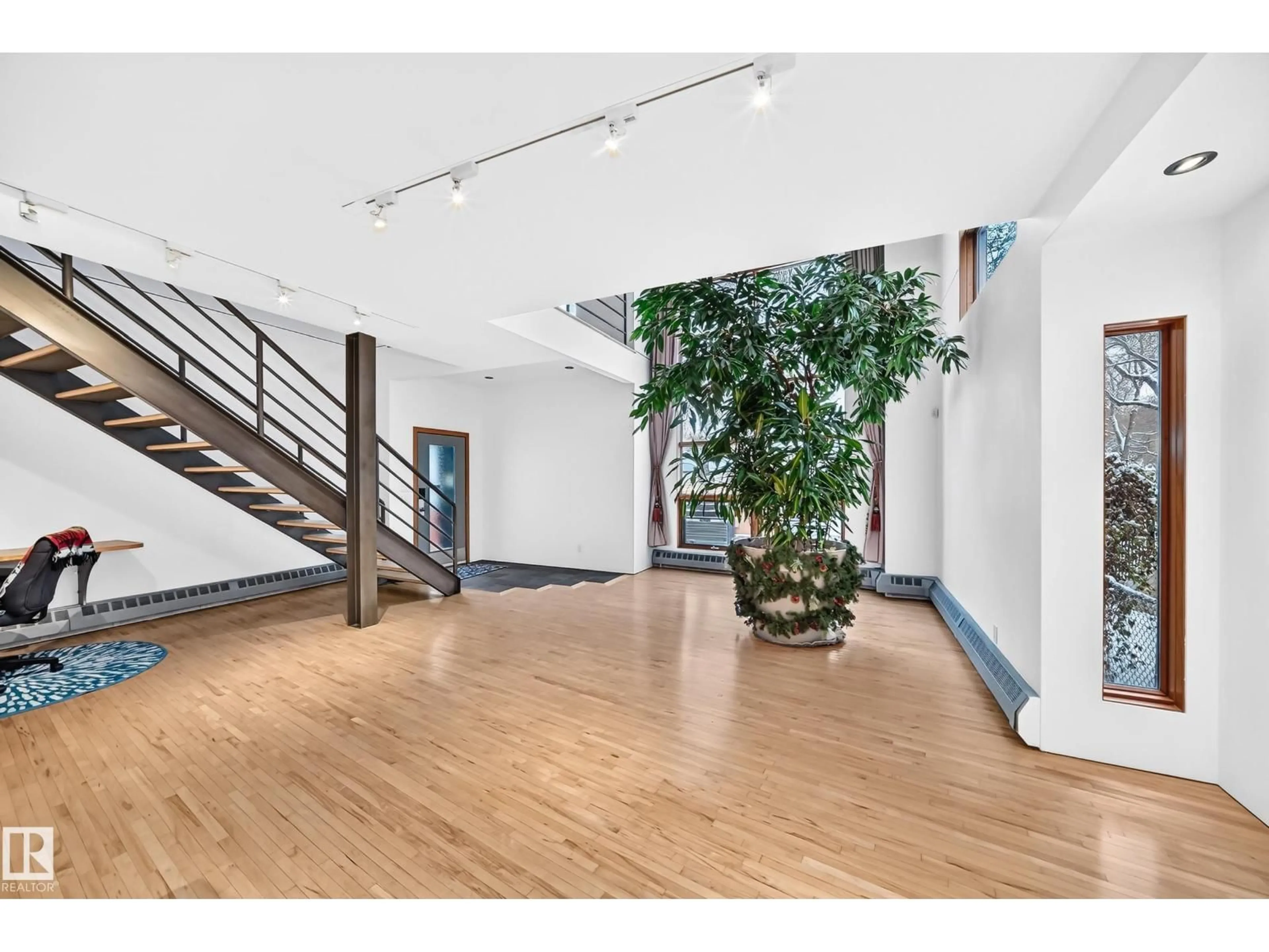 Indoor foyer for 9318 109 AV, Edmonton Alberta T5H1C5