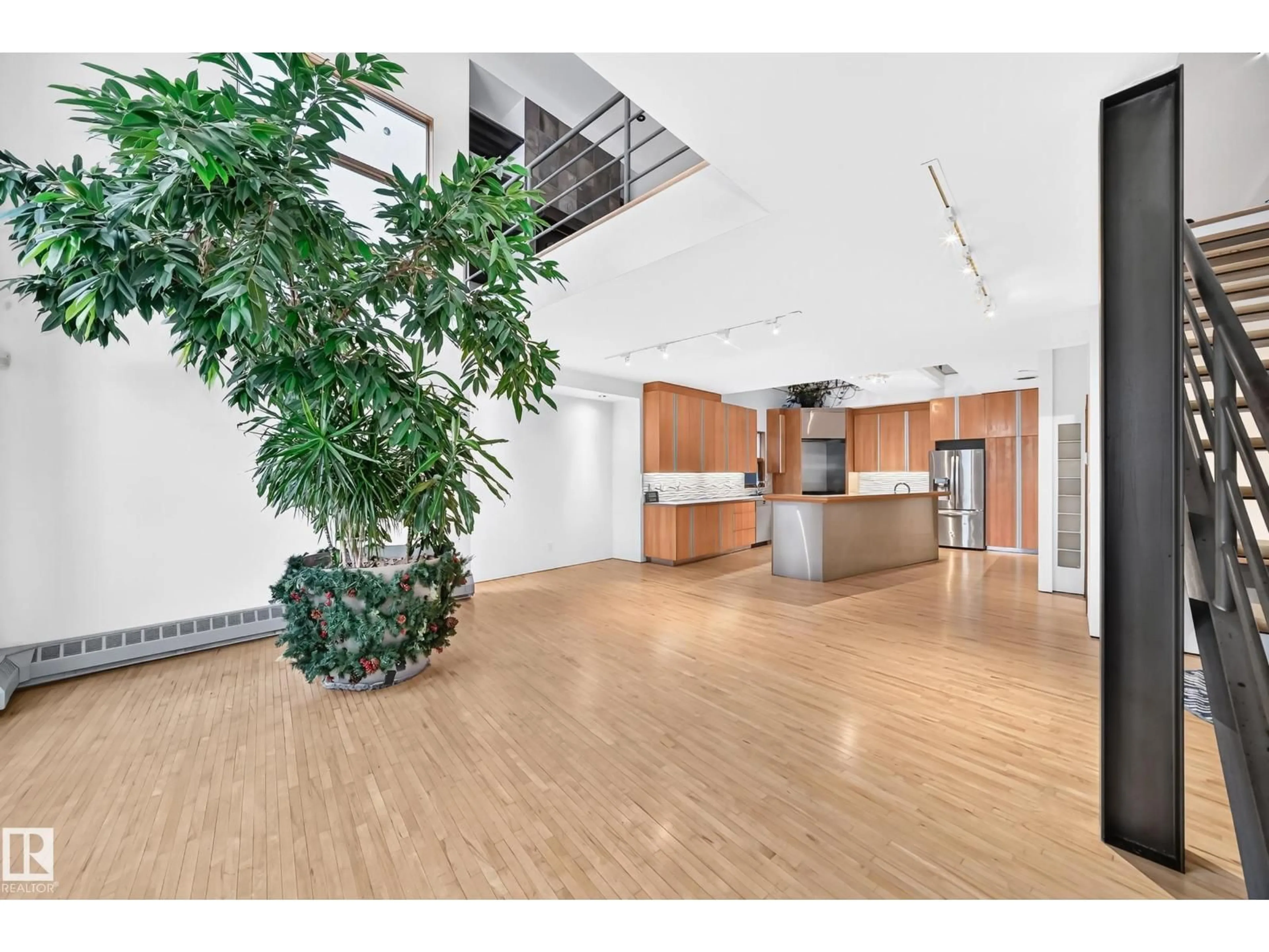 Indoor foyer for 9318 109 AV, Edmonton Alberta T5H1C5