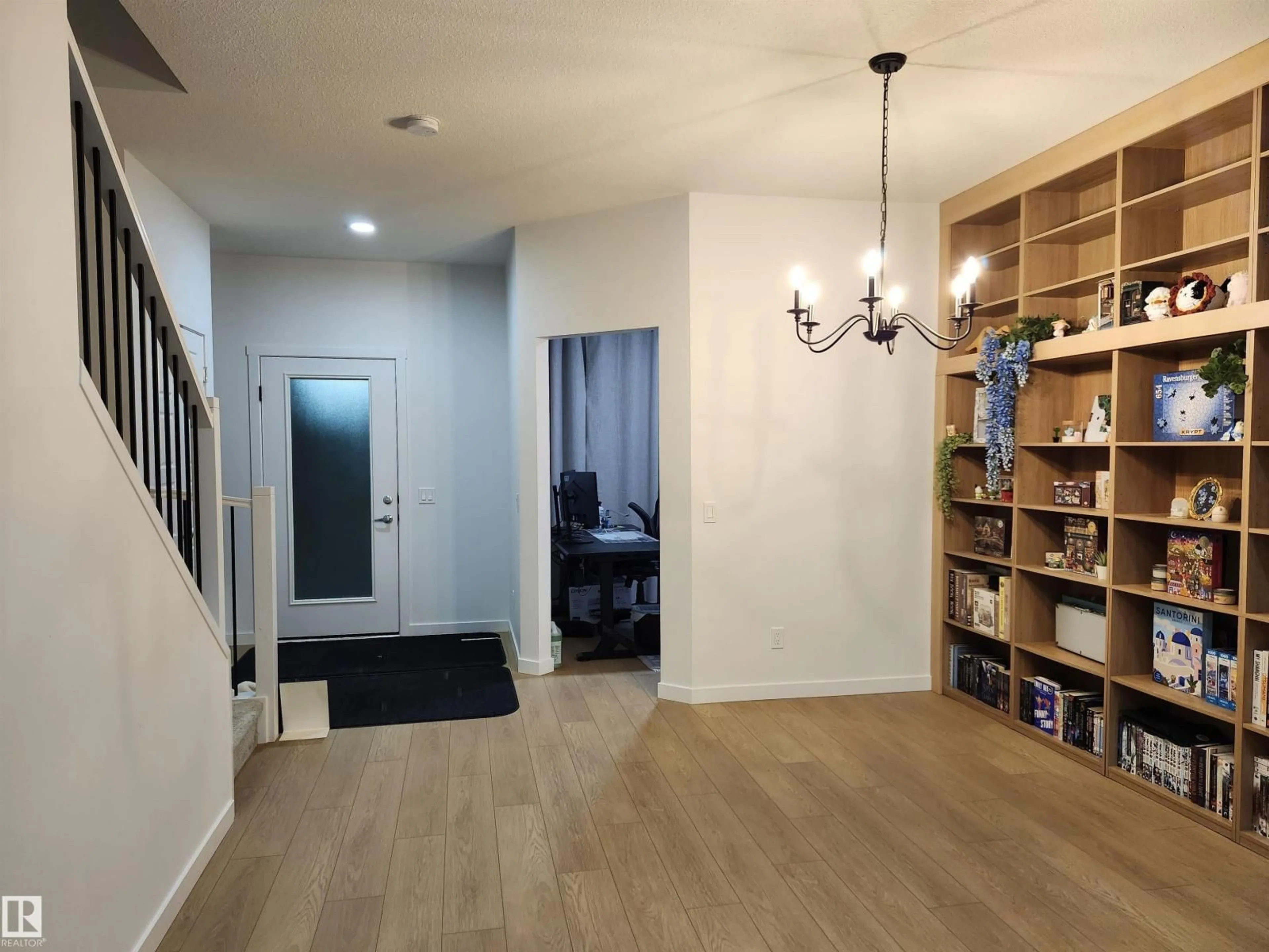 Indoor entryway for 7114 177A AV, Edmonton Alberta T5Z0T4
