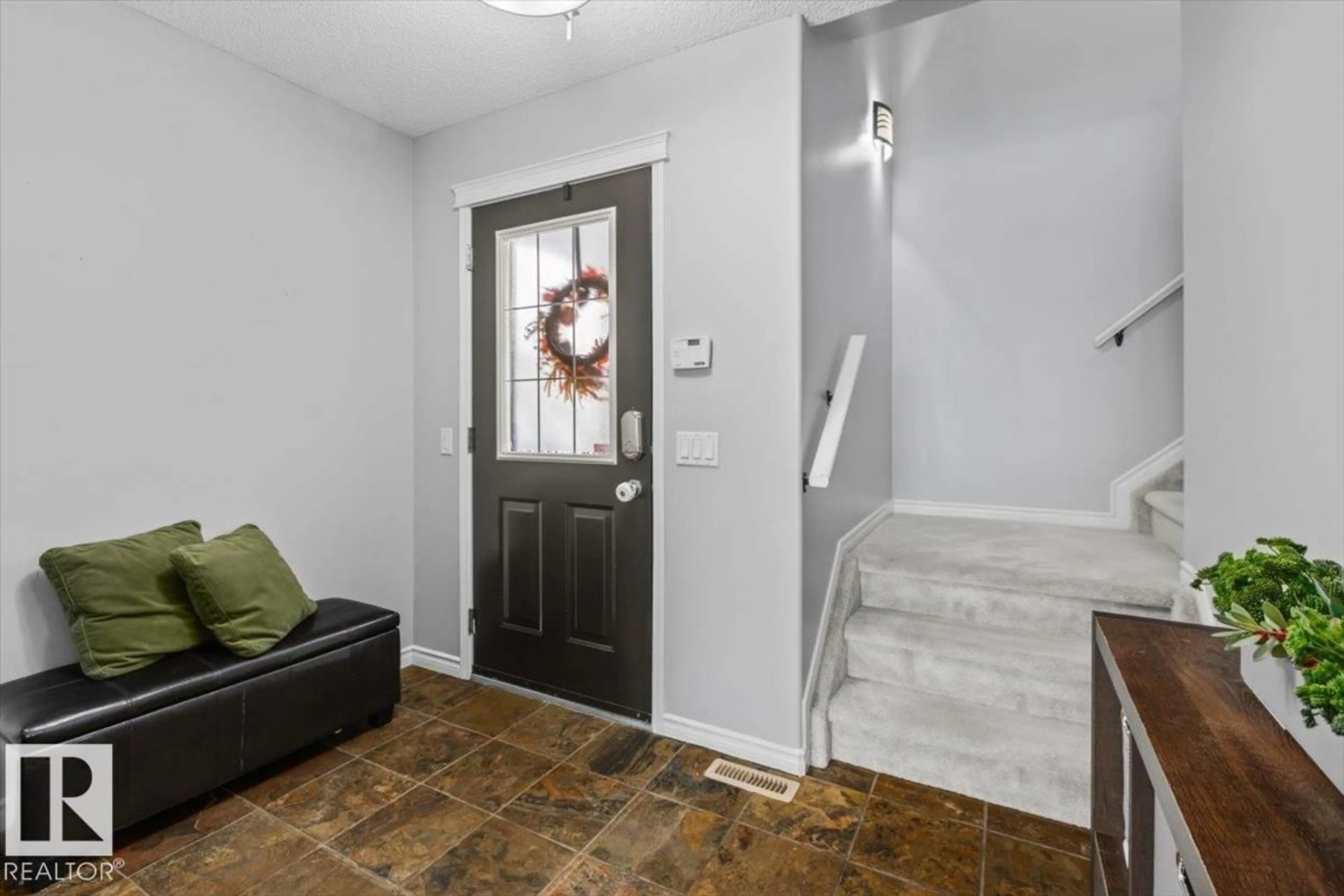 Indoor entryway for 17 ESCADA CL, St. Albert Alberta T8N6X5