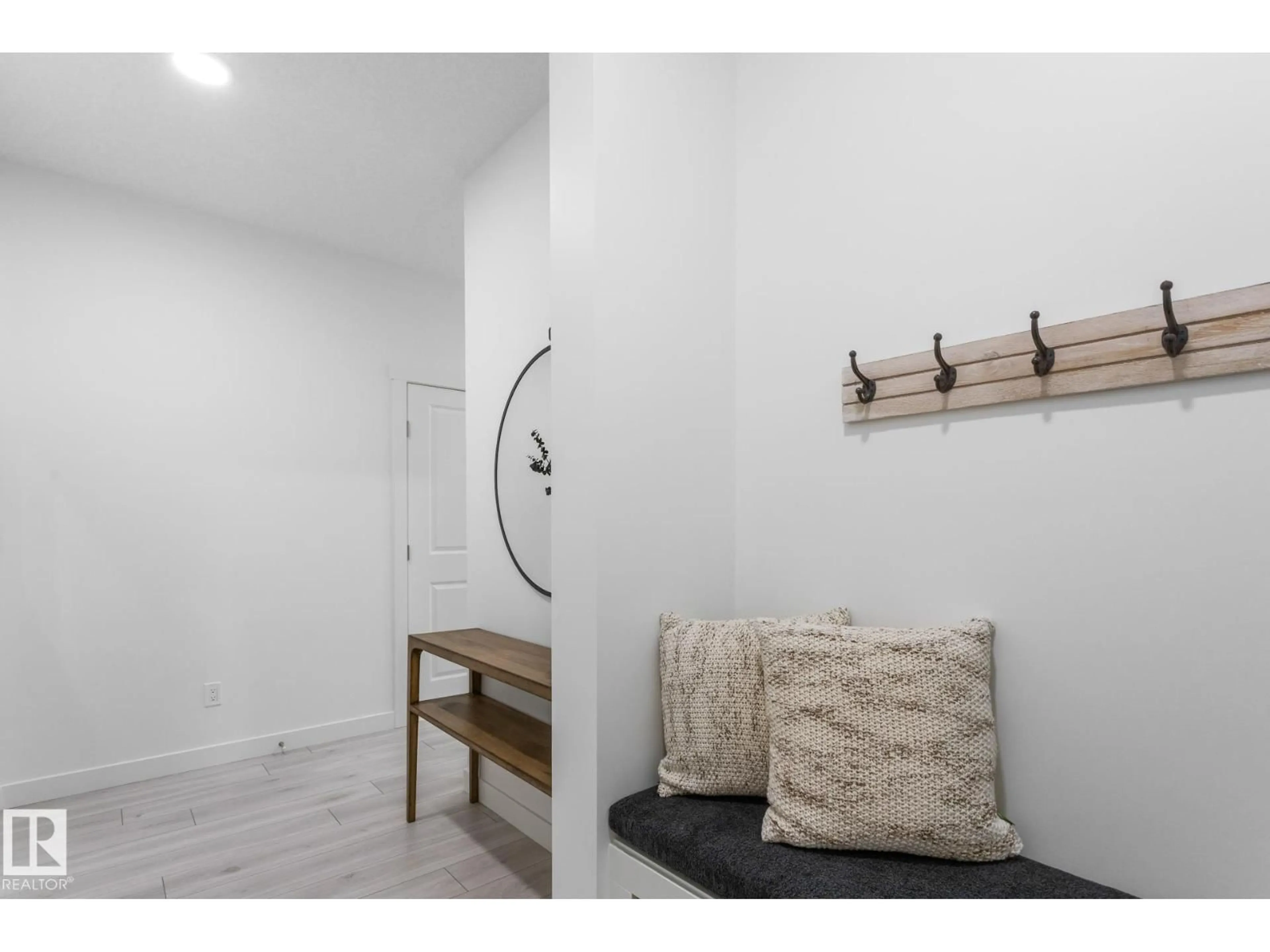 Indoor entryway for 20835 40 AV, Edmonton Alberta T6M3G1