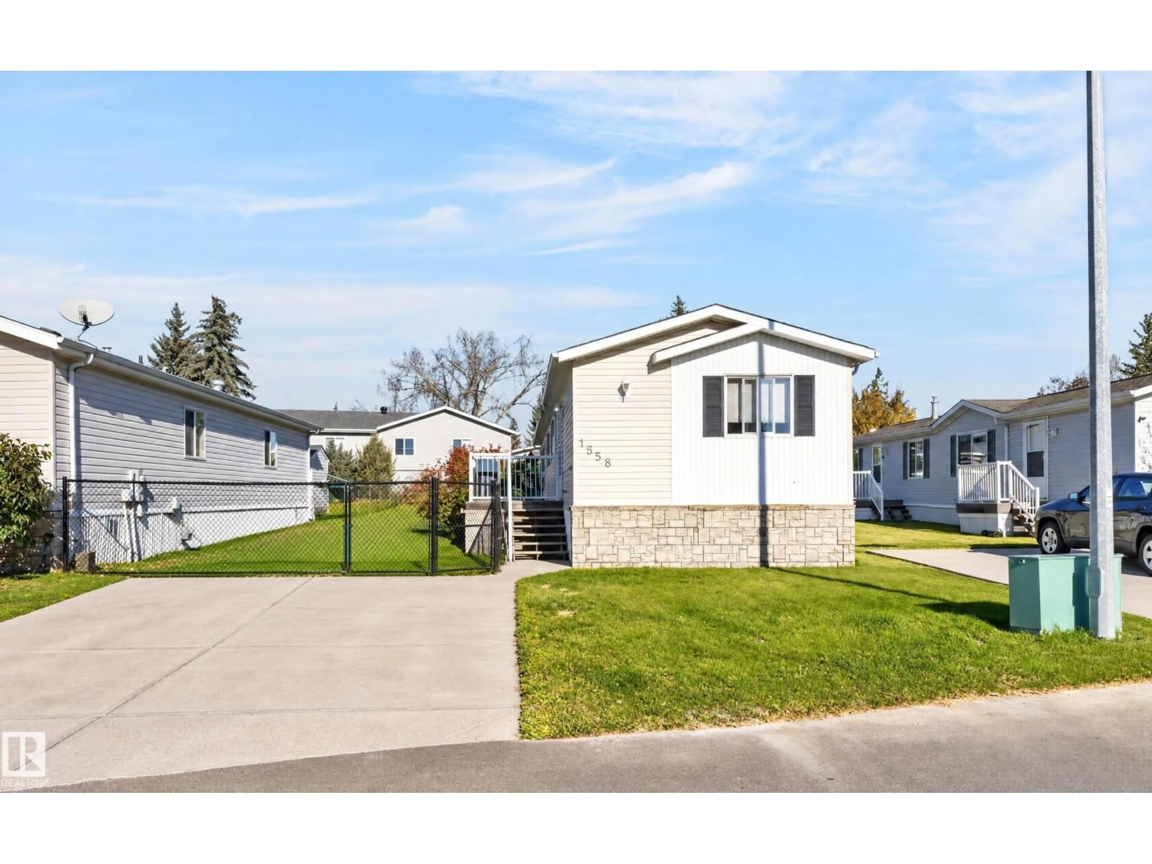 Home with vinyl exterior material, street for 1558 RANGE RD 272 RD, Rural Parkland County Alberta T7X3P1