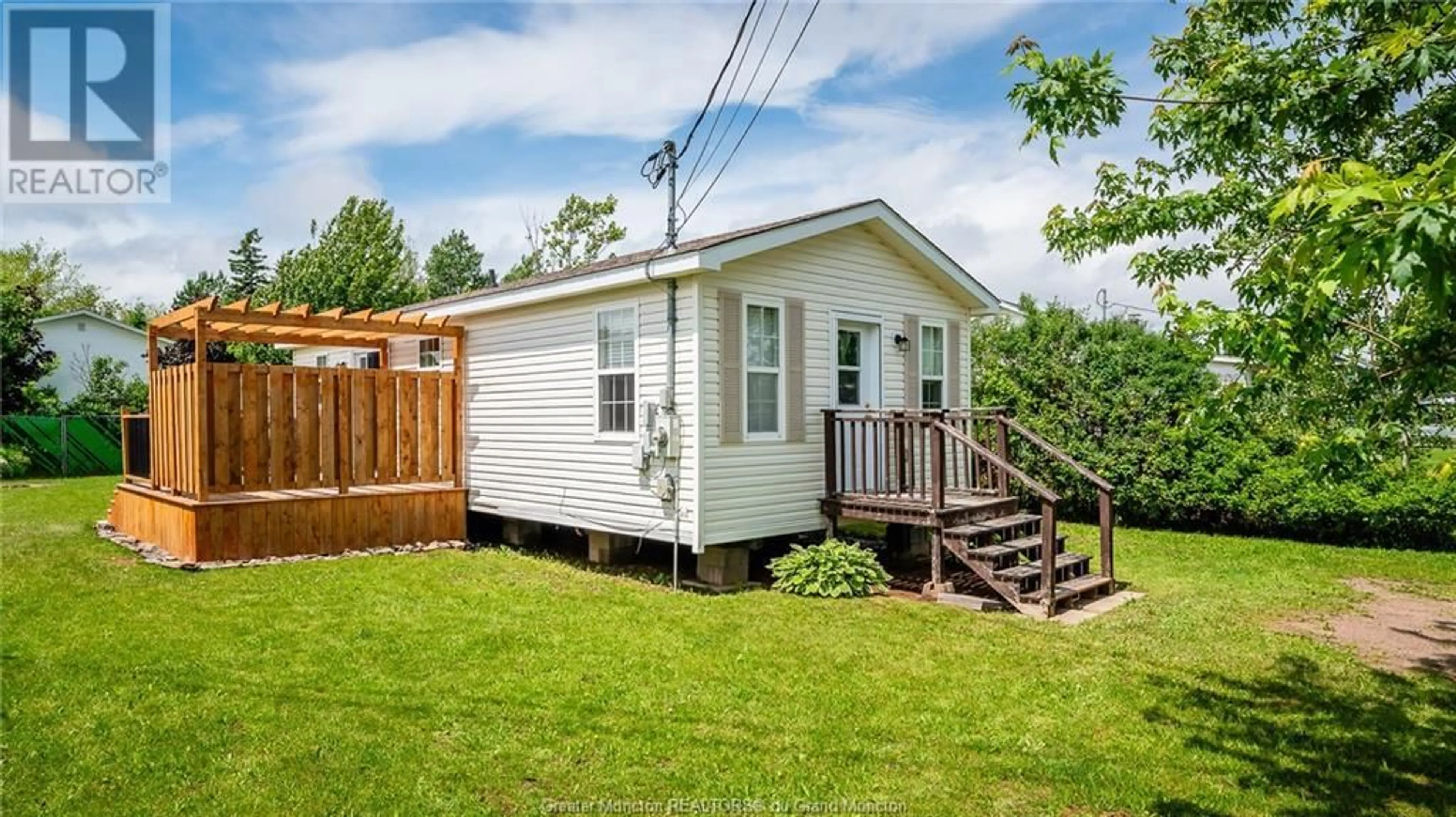 Cottage for 104 4th AVE, Pointe Du Chene New Brunswick E4P4H8