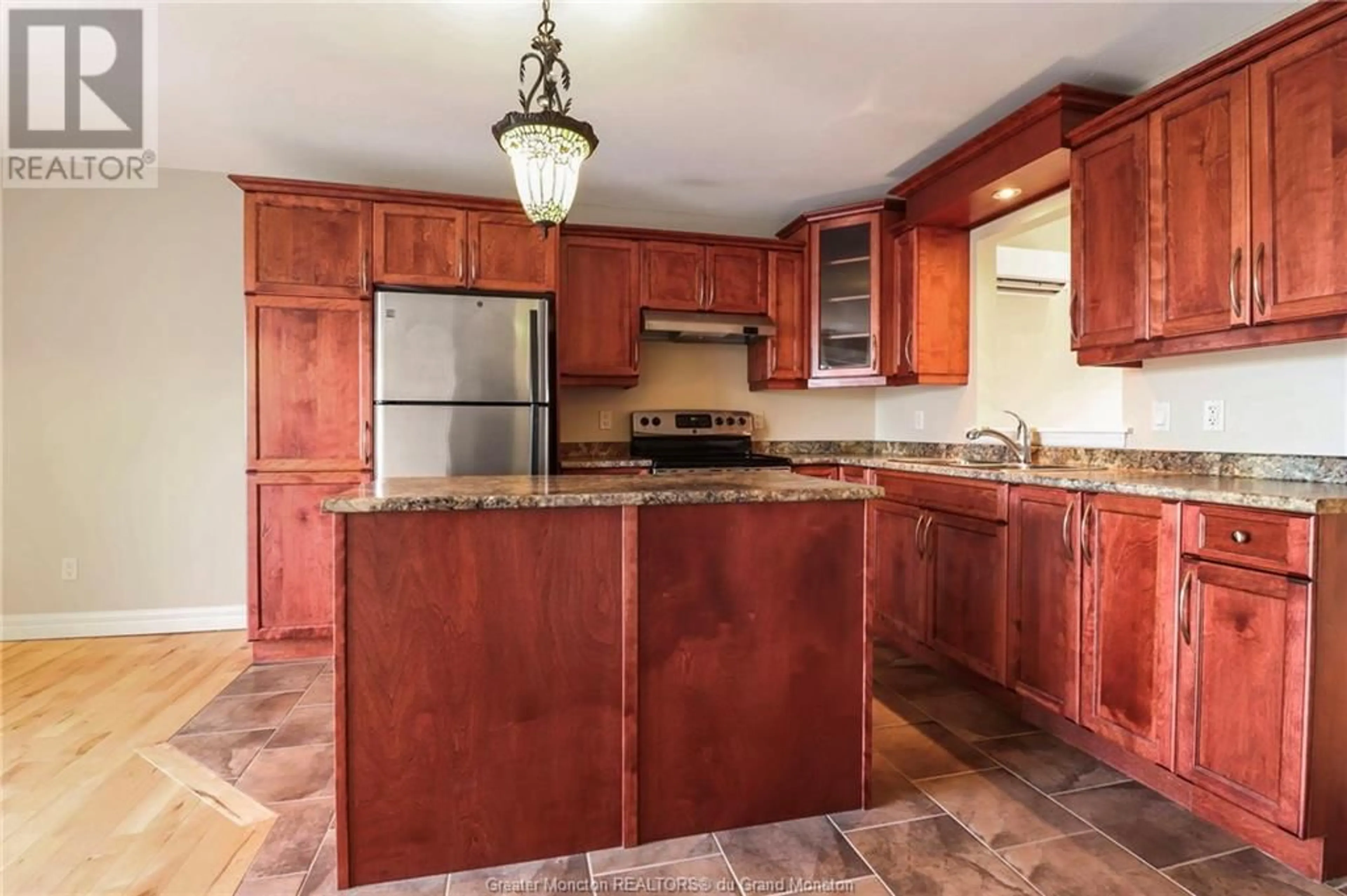 Standard kitchen, wood floors, cottage for 80 Lakeburn Avenue, Dieppe New Brunswick E1A0Y7