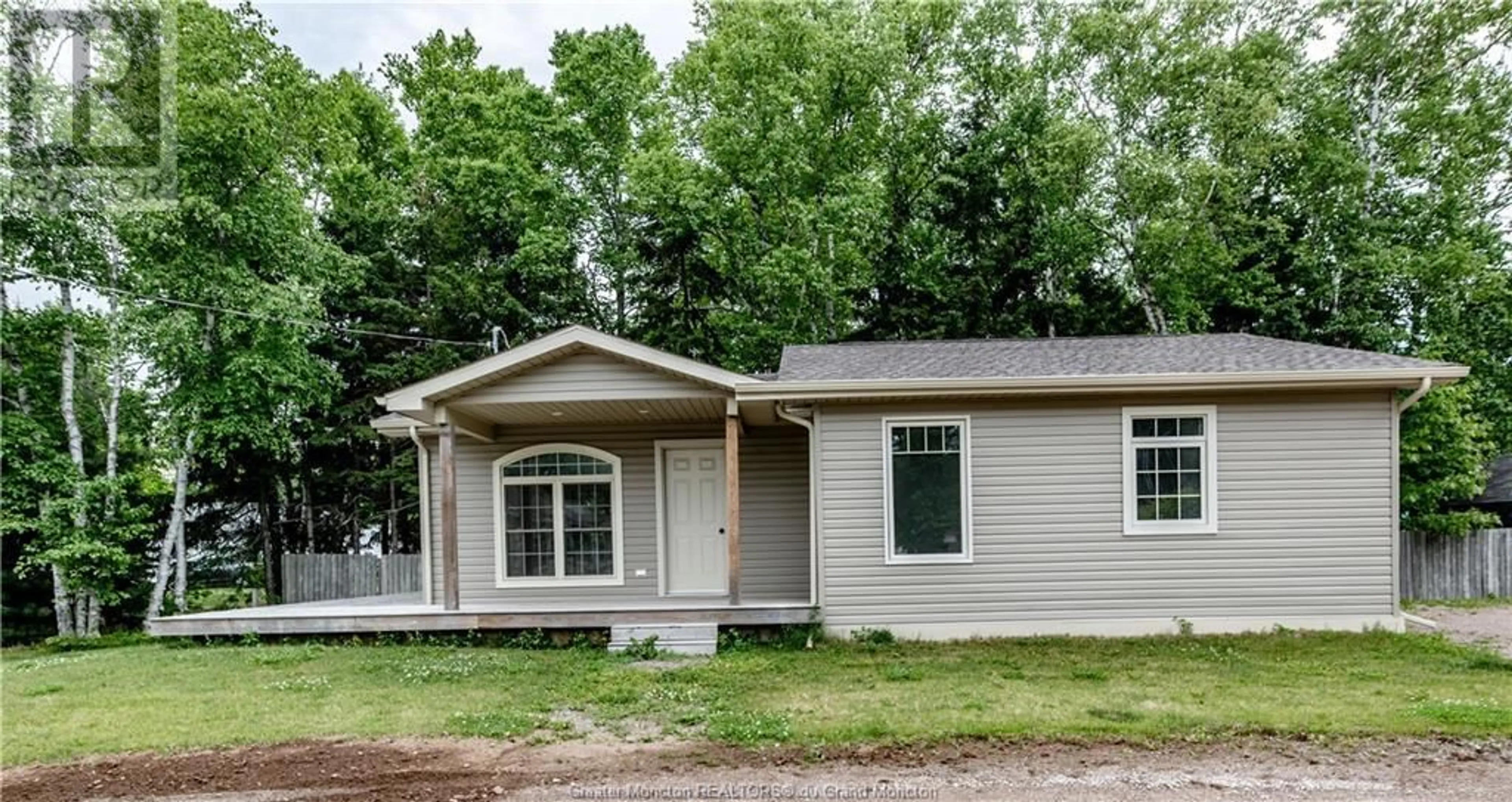 Home with vinyl exterior material for 6 Oak ST, Pointe Du Chene New Brunswick E4P5J2