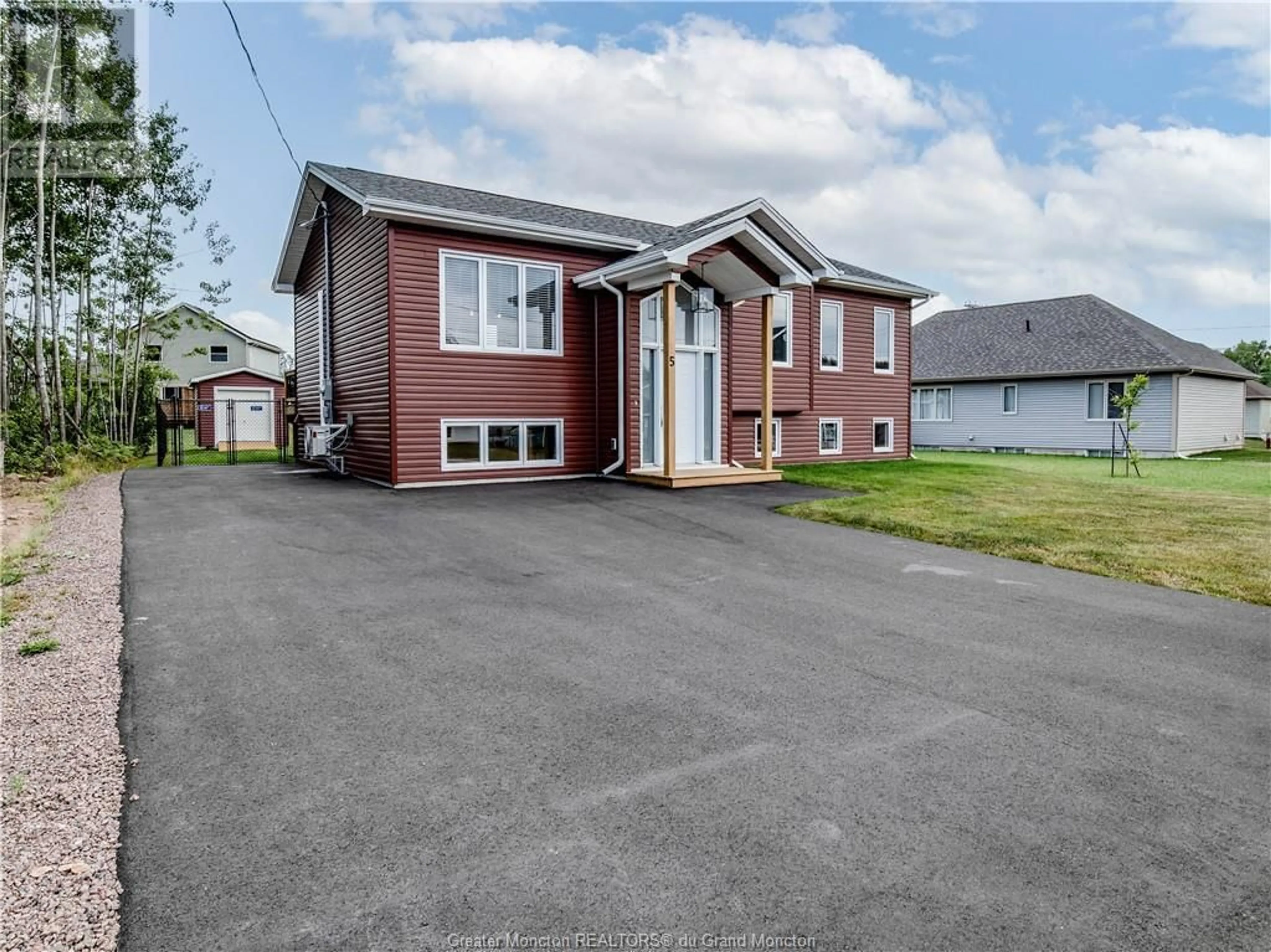 Frontside or backside of a home for 5 Laurence CRT, Shediac New Brunswick E4P0R4