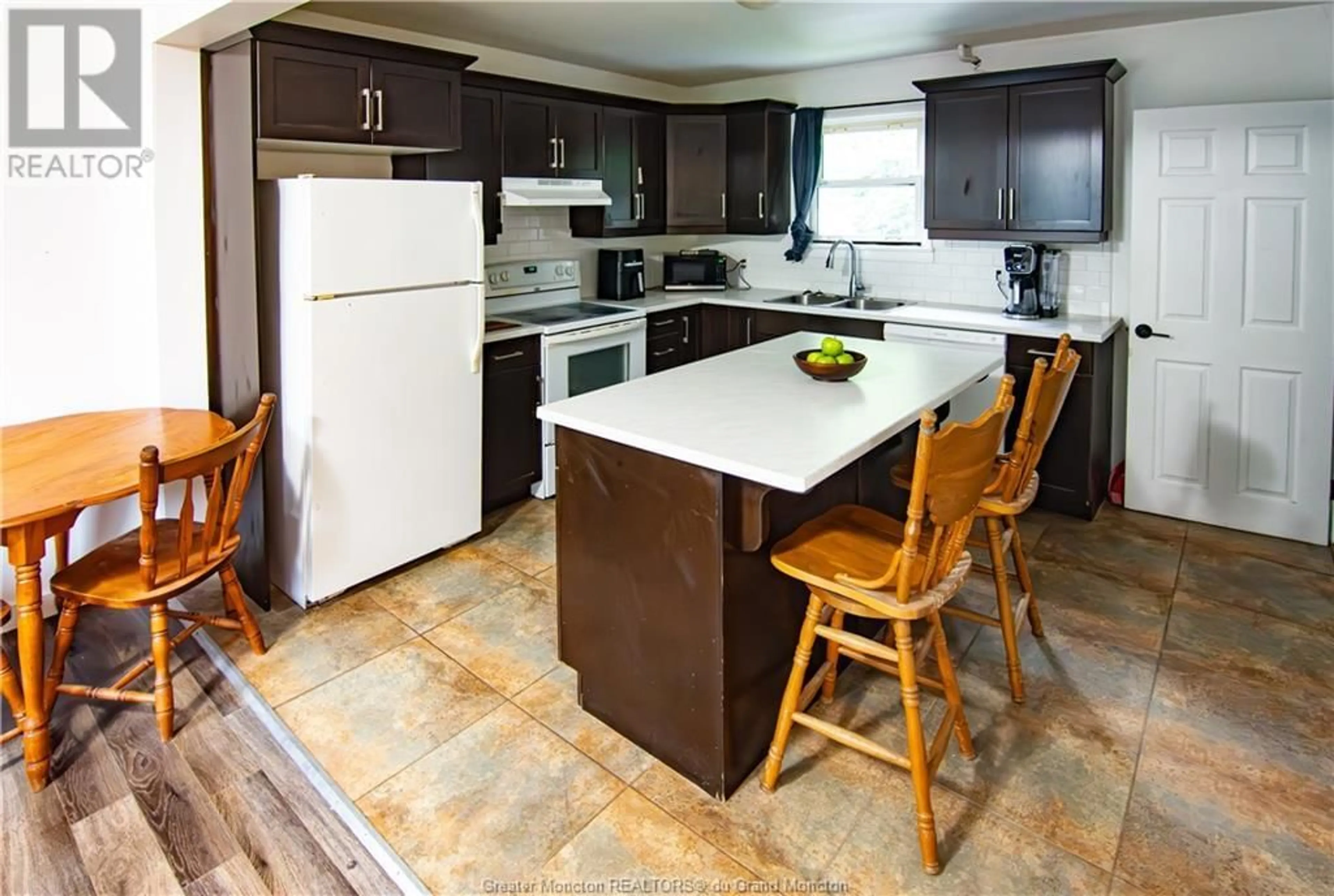 Standard kitchen, wood floors, cottage for 213 Reade Street, Moncton New Brunswick E1C6S7