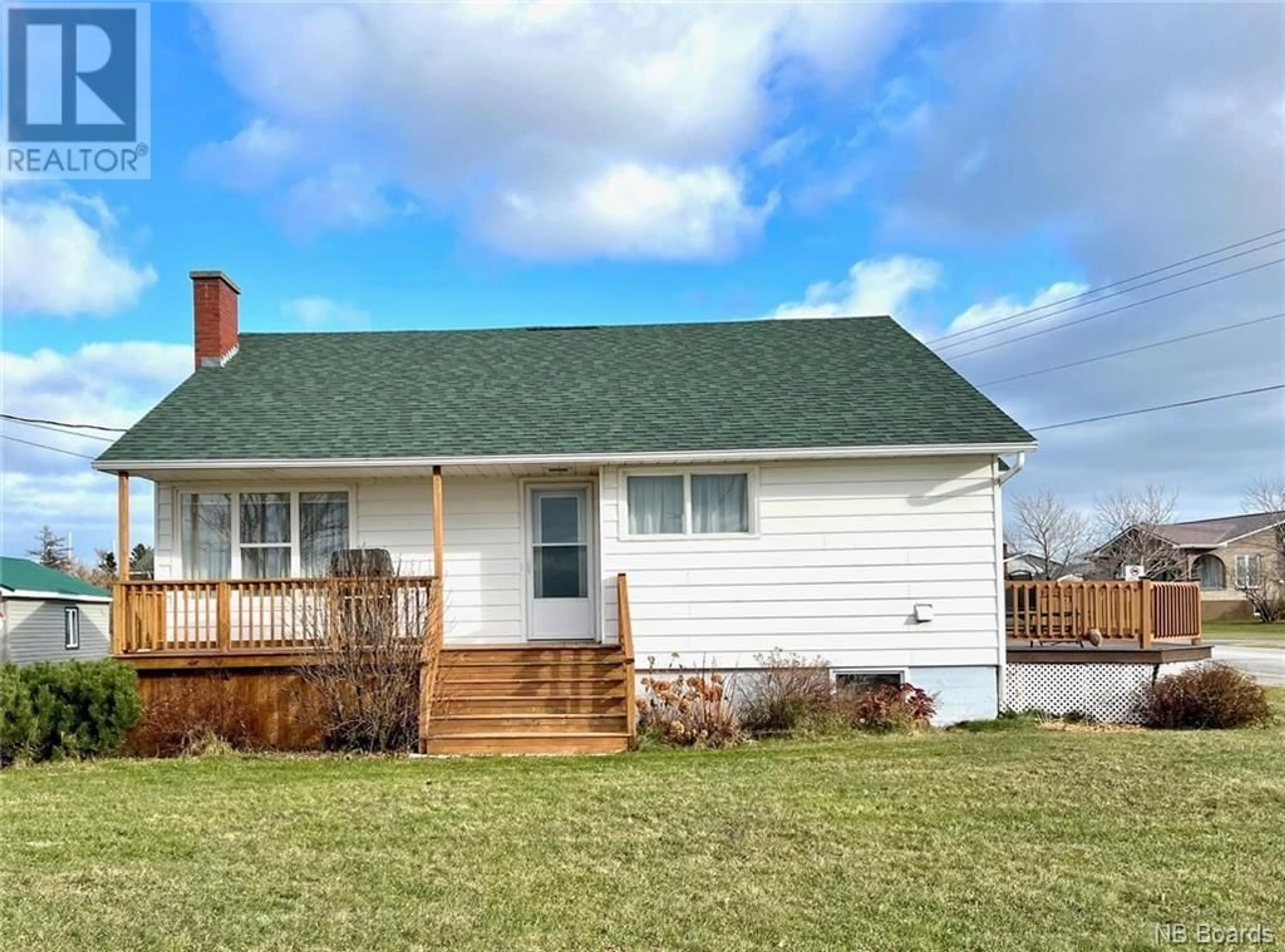 Frontside or backside of a home, cottage for 81 Rue de l'École, Lamèque New Brunswick E8T1B7