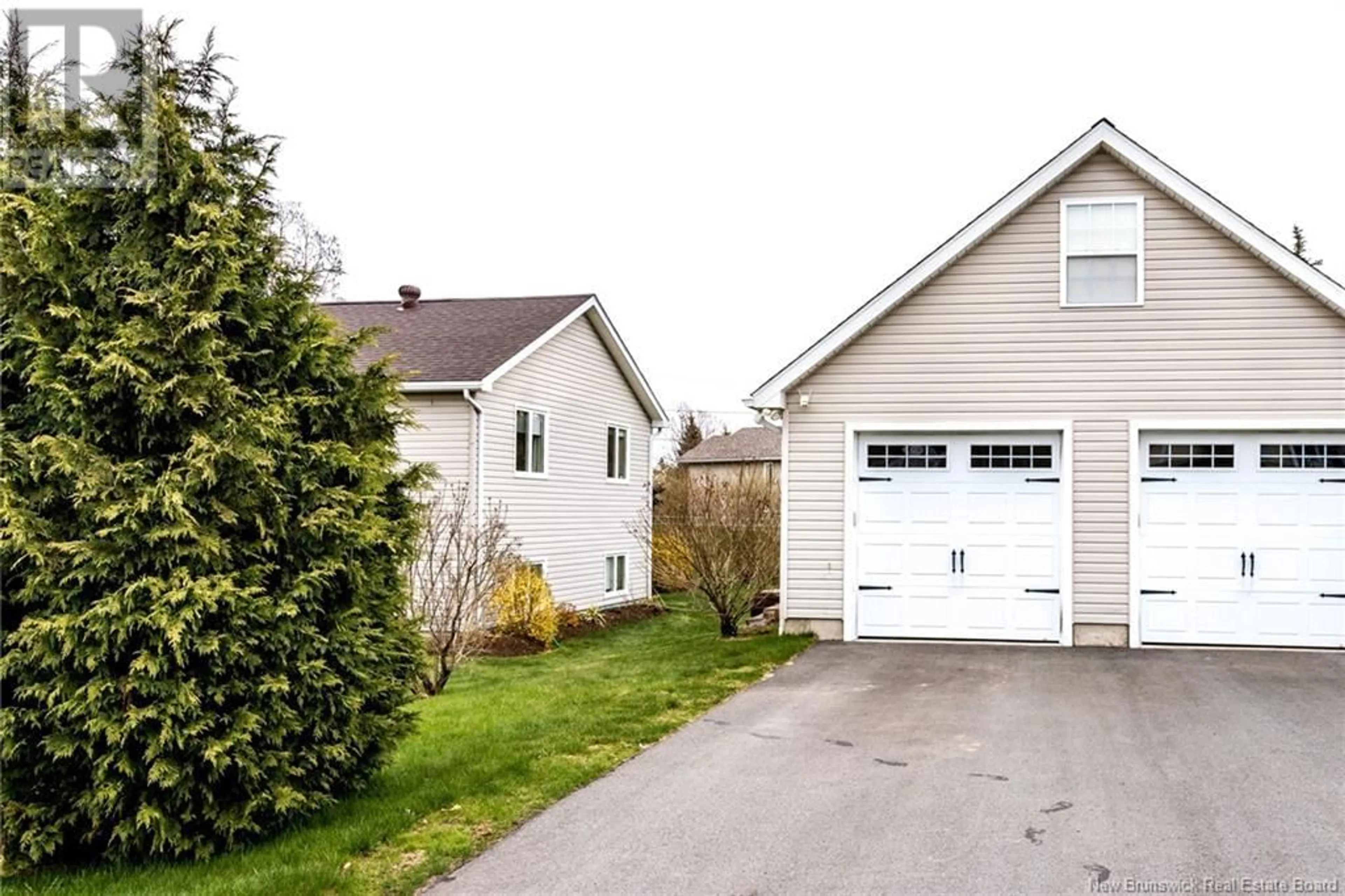 Indoor entryway for 9 Chrysler Crescent, Quispamsis New Brunswick E2G1P4