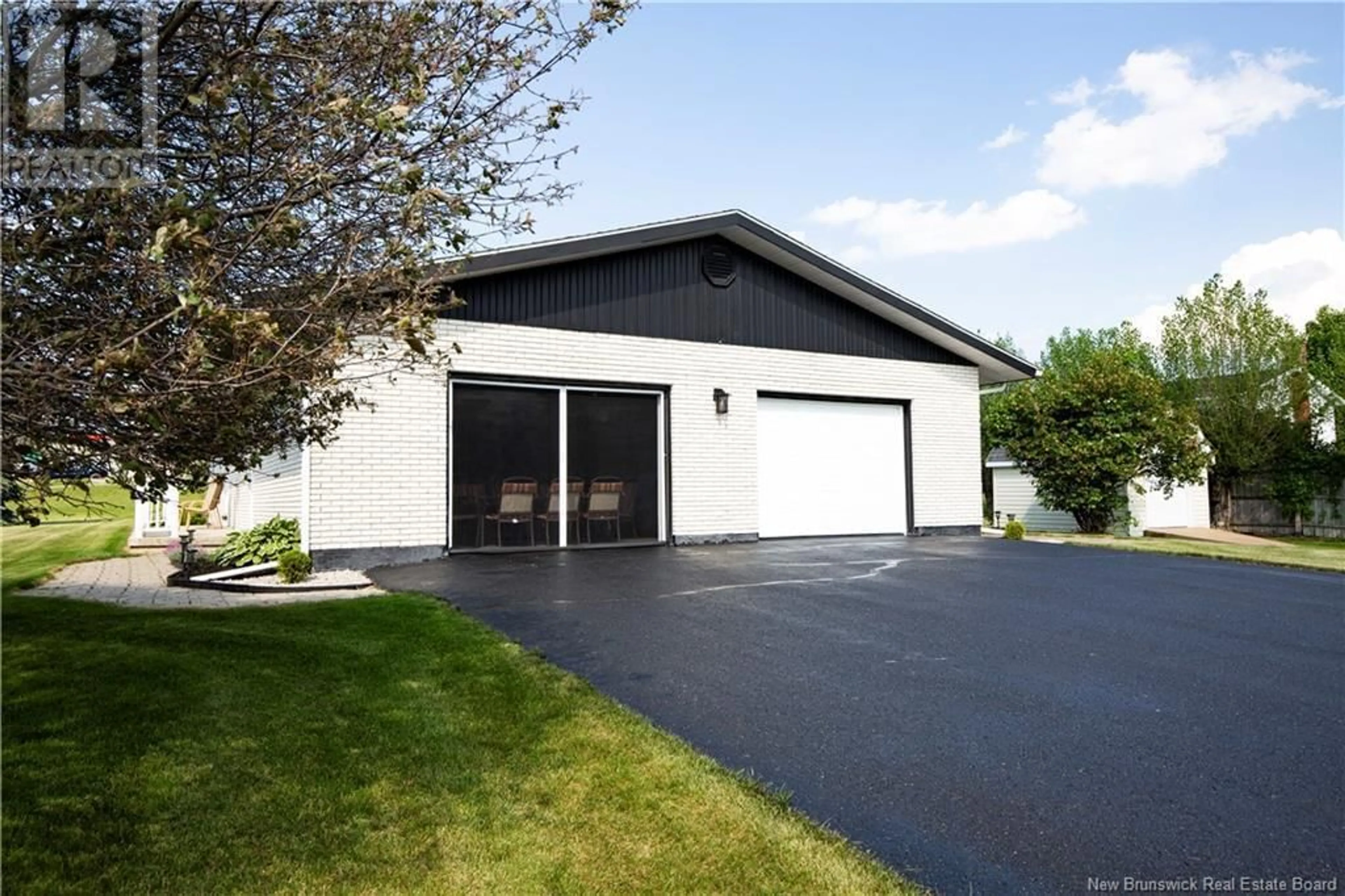 Indoor garage for 333 St-Jean, Saint-Léonard New Brunswick E7E2C3