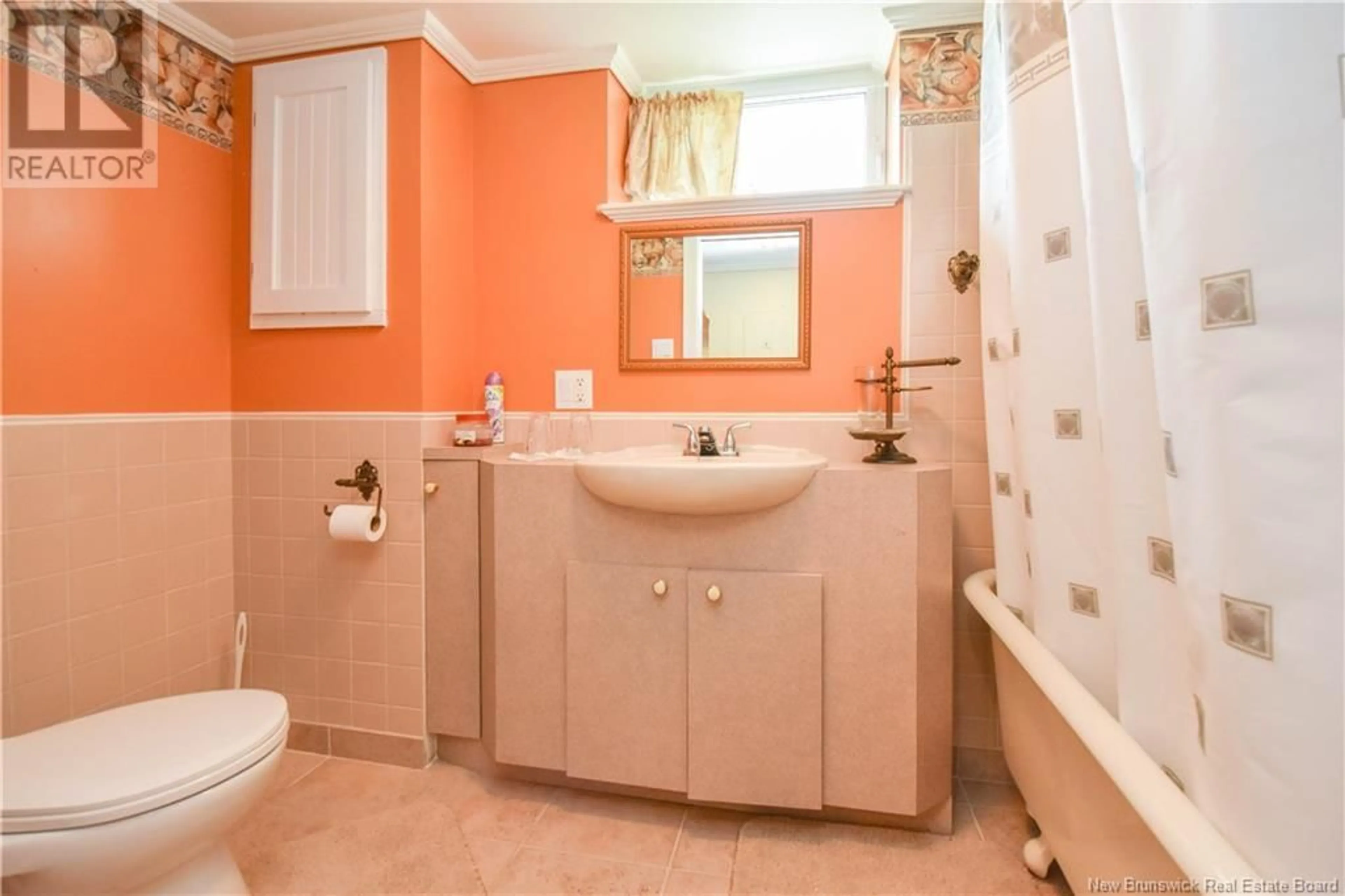 Standard bathroom for 237 Saint-Pierre Est Boulevard, Caraquet New Brunswick E1W1B7