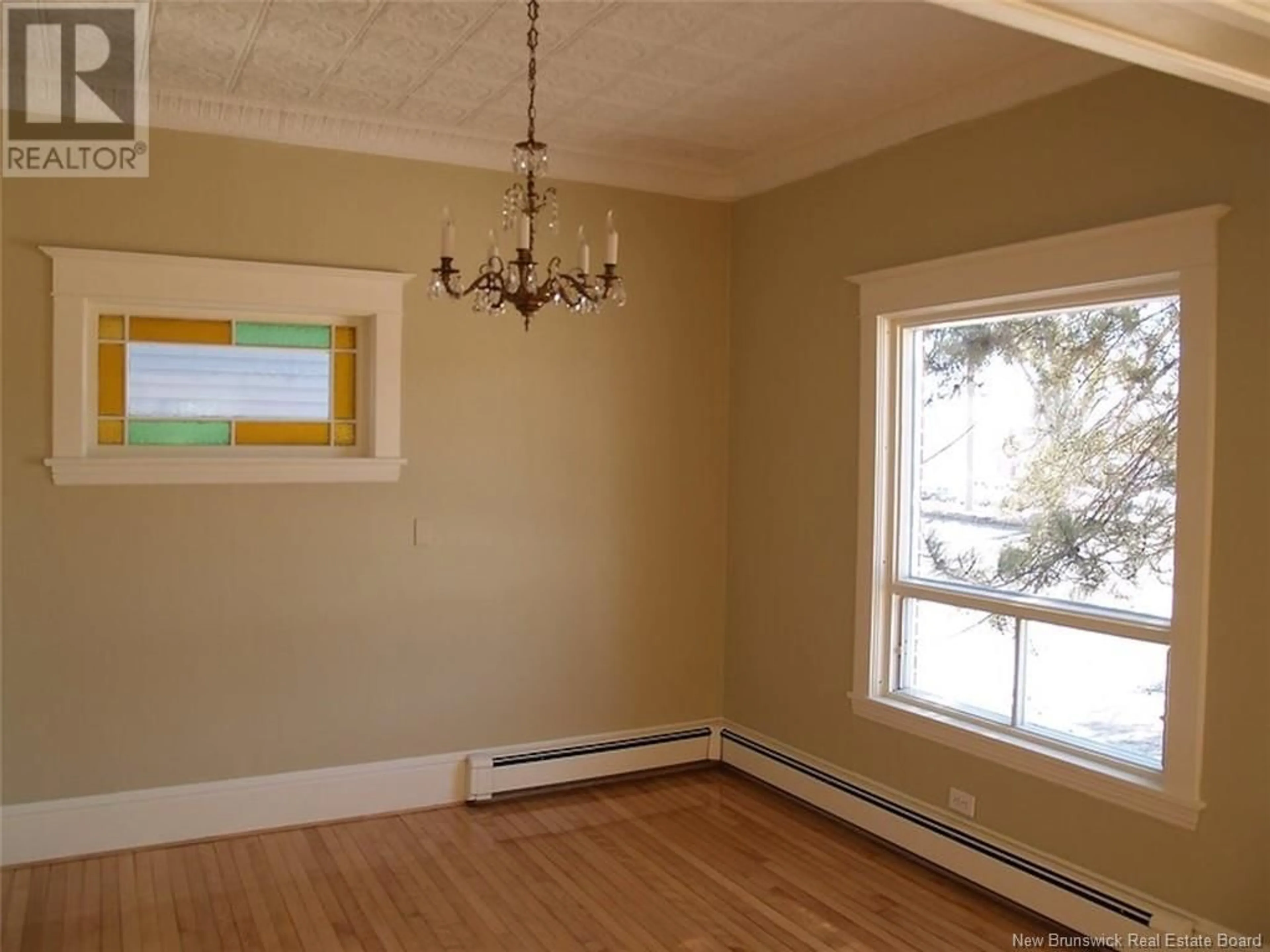 Dining room, wood floors, cottage for 249 St-François Street, Edmundston New Brunswick E3V1G2