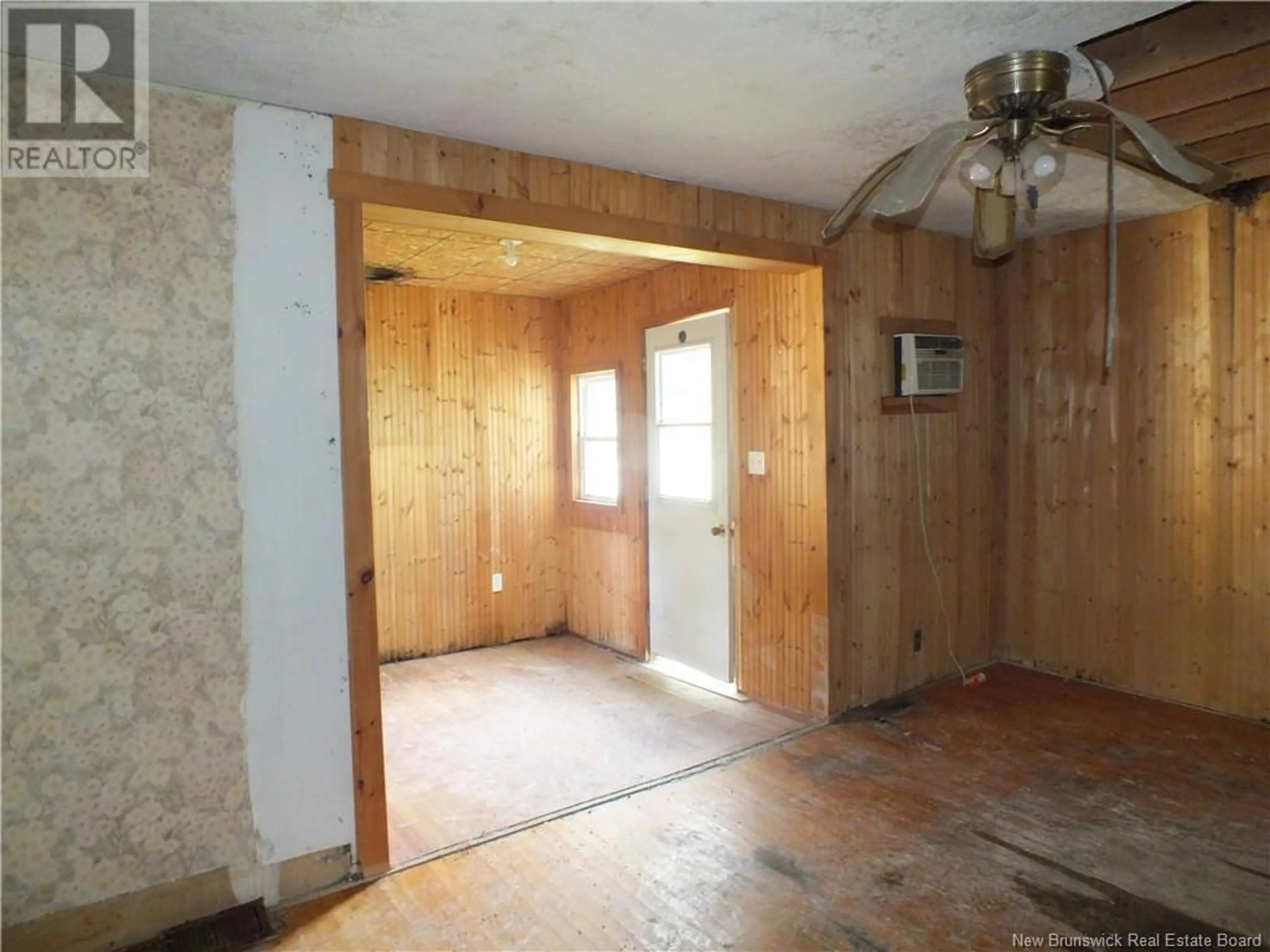 Indoor foyer, wood floors for 35 Hospital Street, Bath New Brunswick E7J1B5