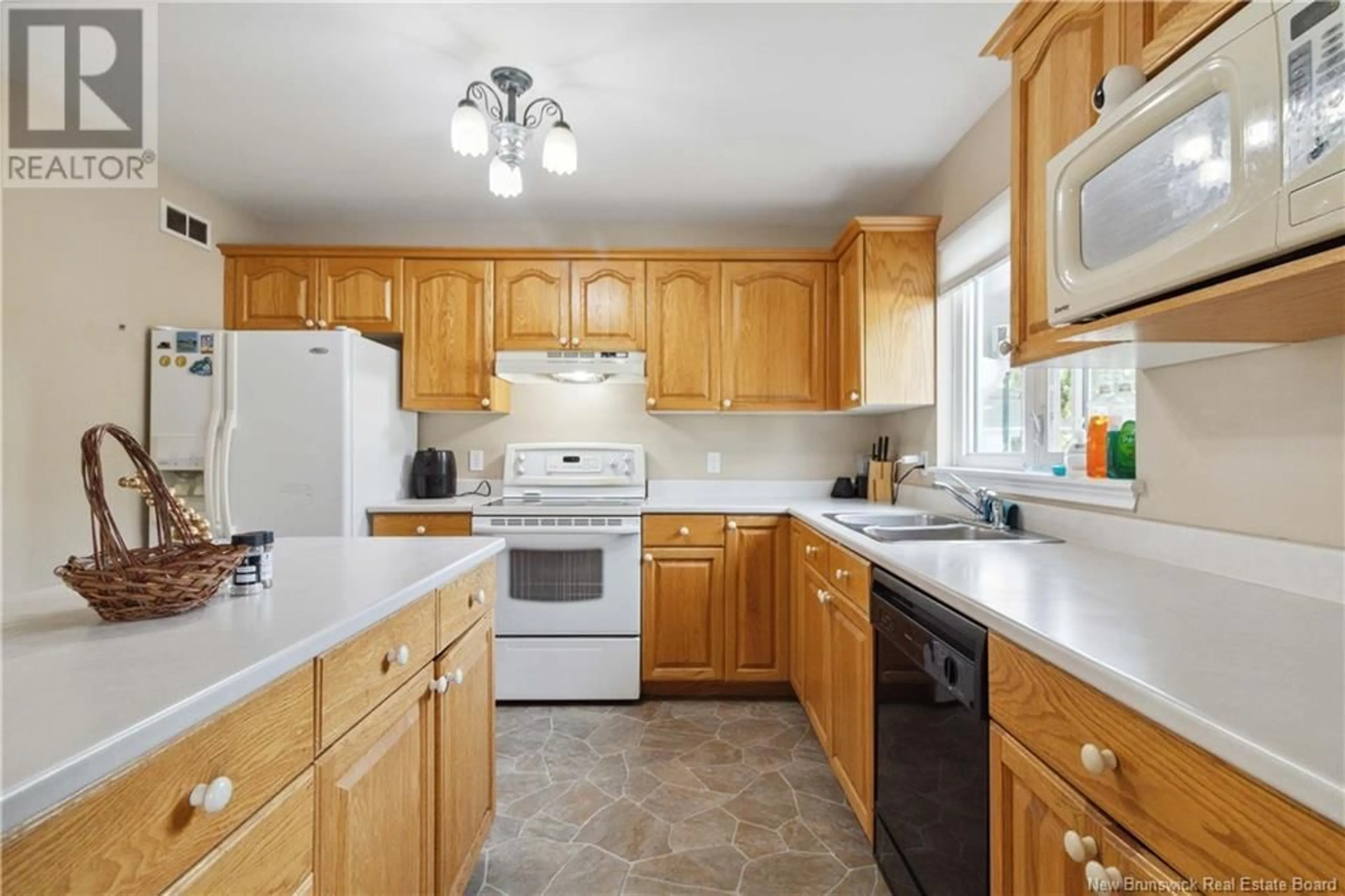 Standard kitchen, wood floors, cottage for 26 arthur Street, Moncton New Brunswick E1C0A5