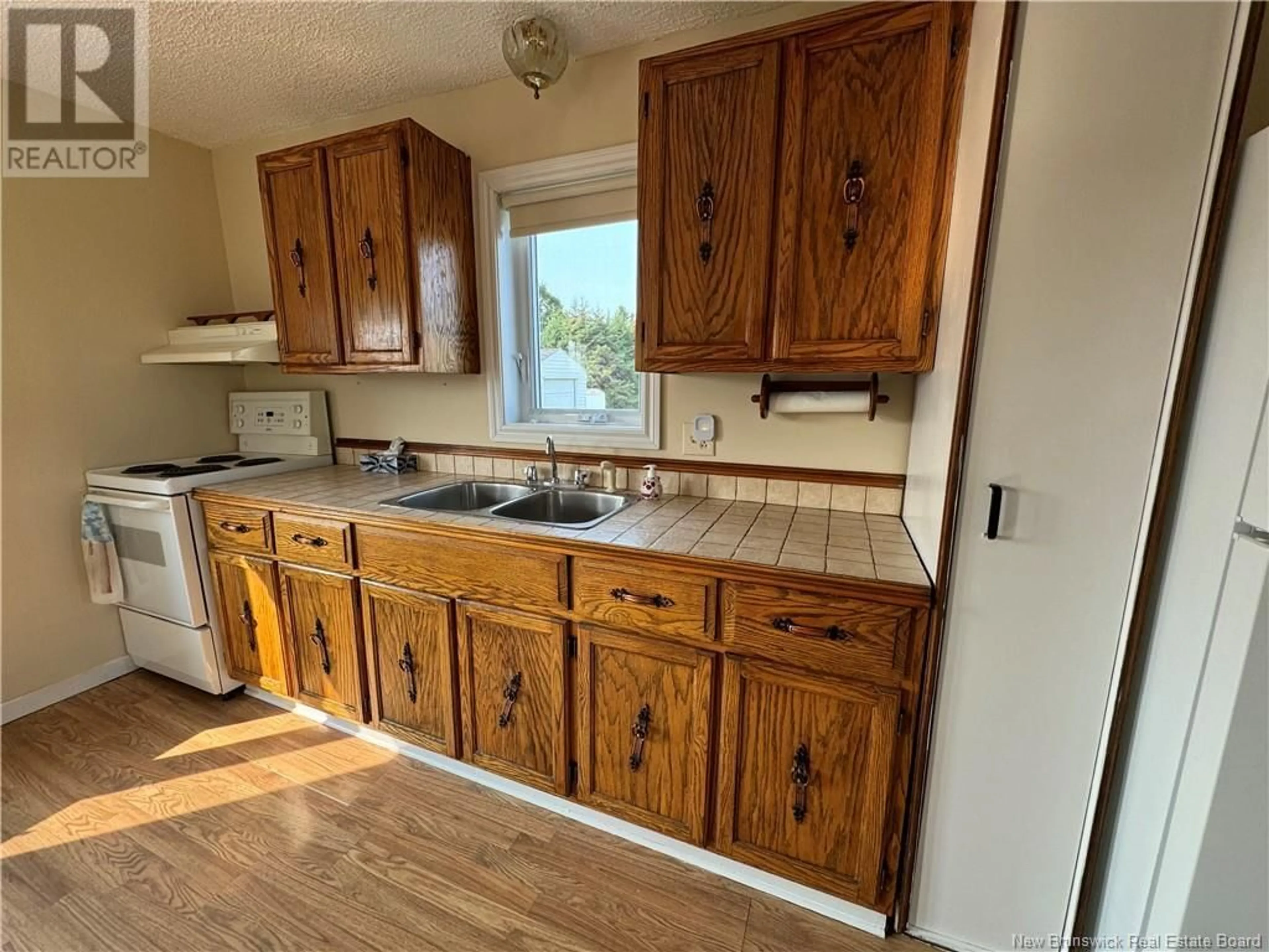 Standard kitchen, wood floors, cottage for 23 St-Paul Street, Kedgwick New Brunswick E8B1N1