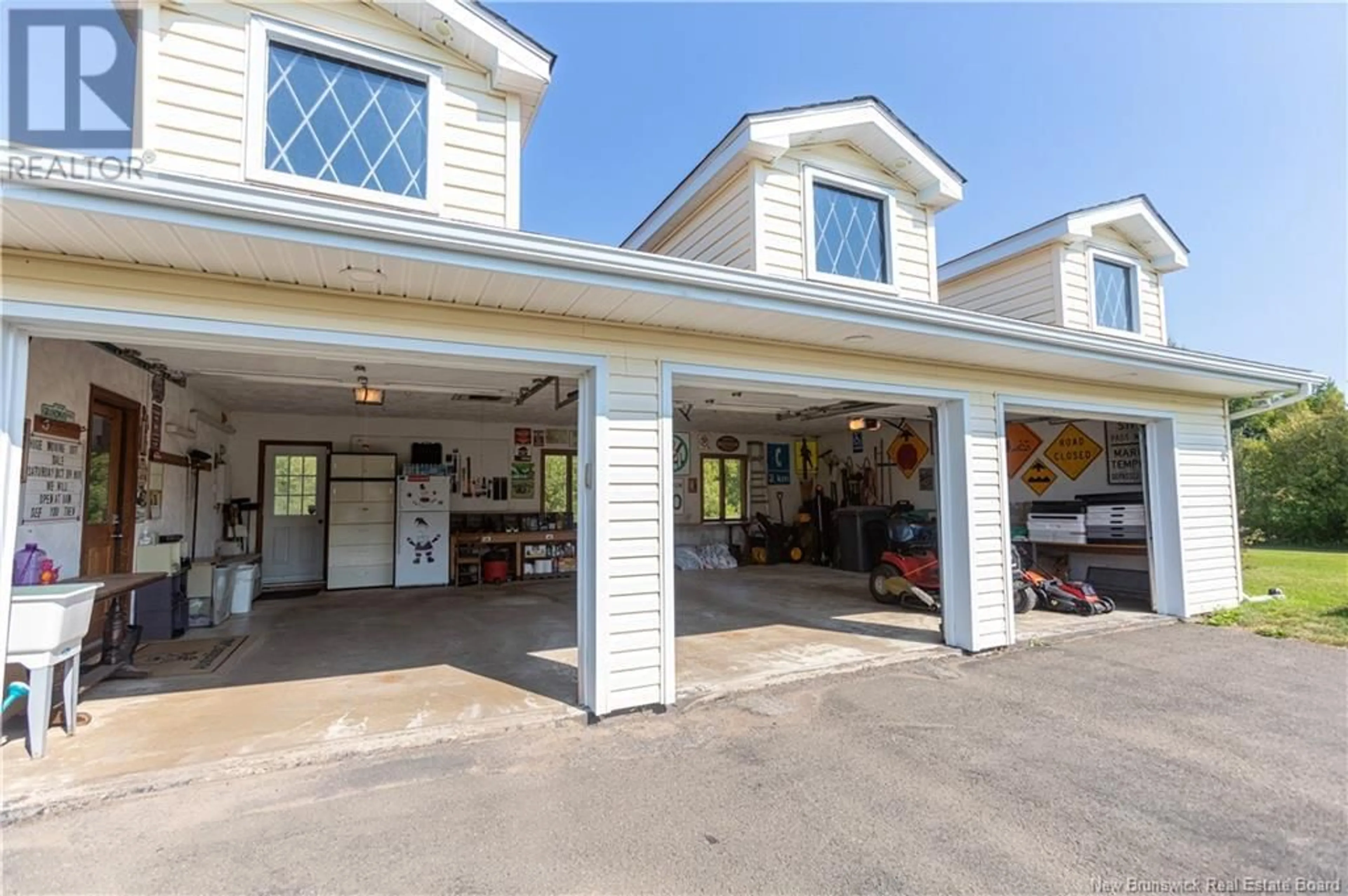 Indoor garage, cement floor for 104 De L'eglise Avenue, Saint-Antoine New Brunswick E4V1M6