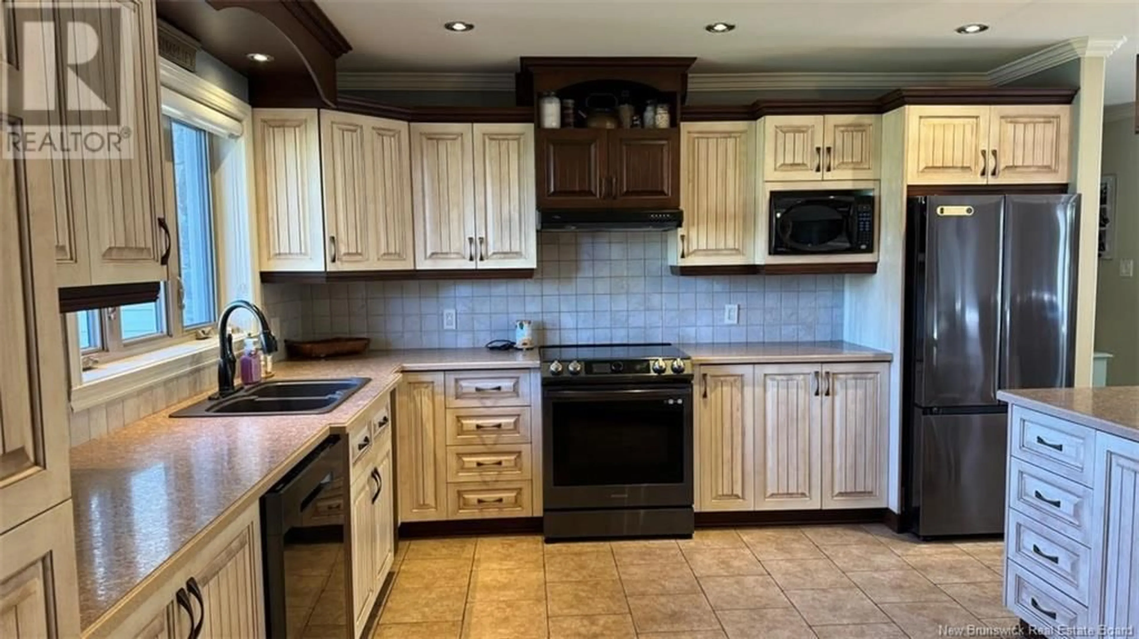 Standard kitchen, wood floors, cottage for 8 King Street, Saint-Léonard New Brunswick E7E1W9