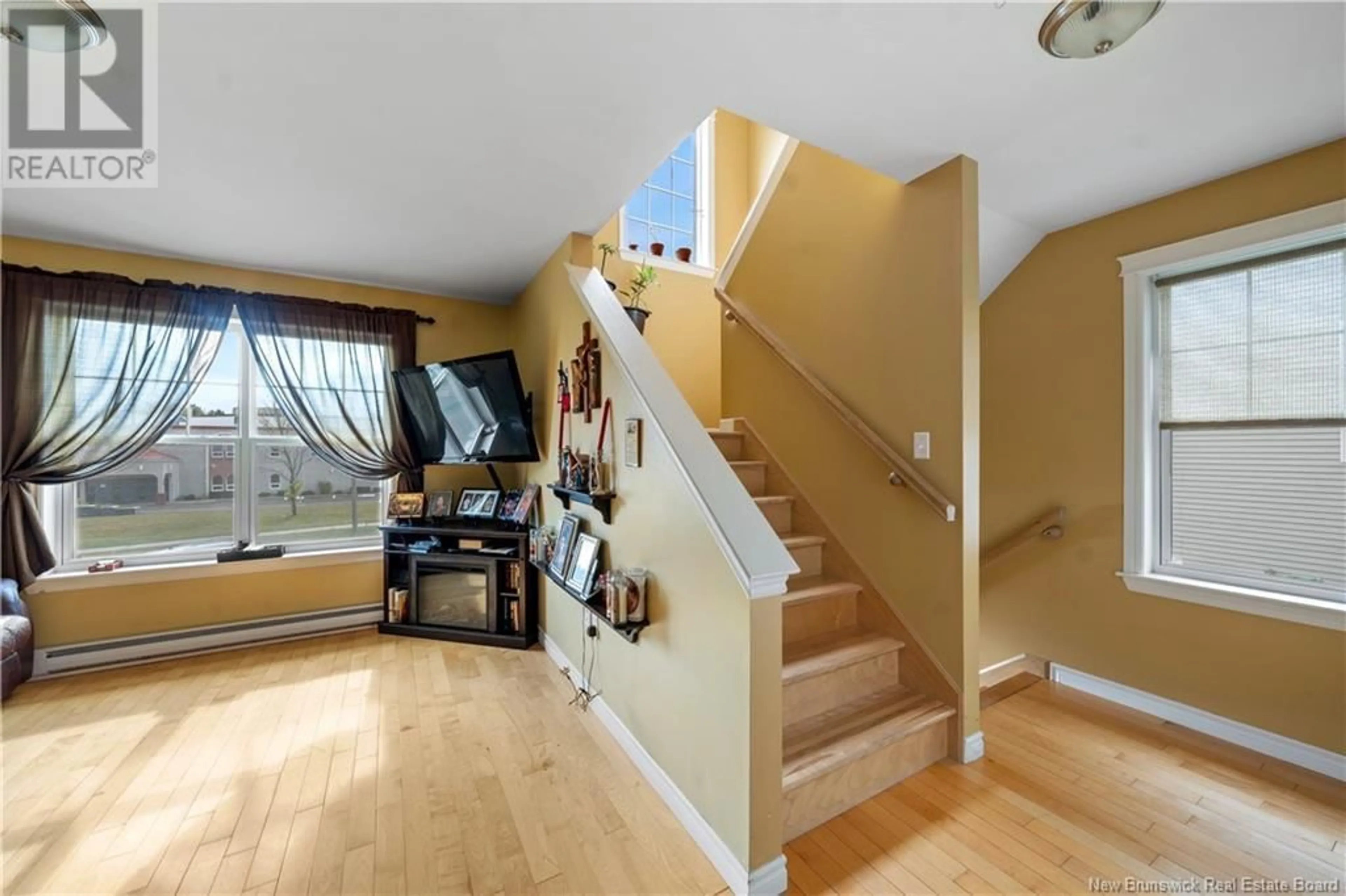 Indoor foyer, wood floors for 39 Sunshine Drive, Moncton New Brunswick E1G2A3