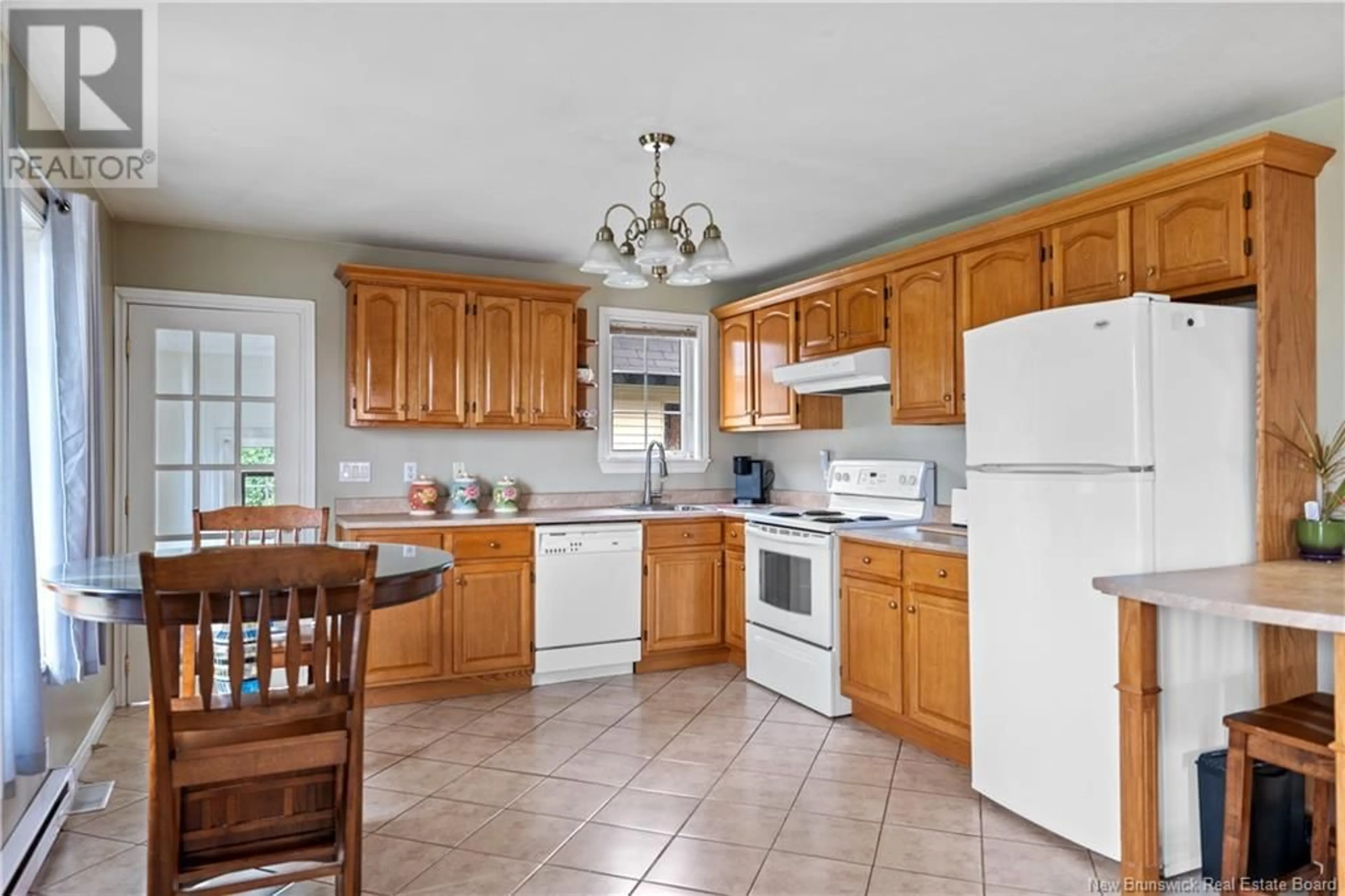 Standard kitchen, wood floors, cottage for 15 Chesley Street, Shediac New Brunswick E4P1M9