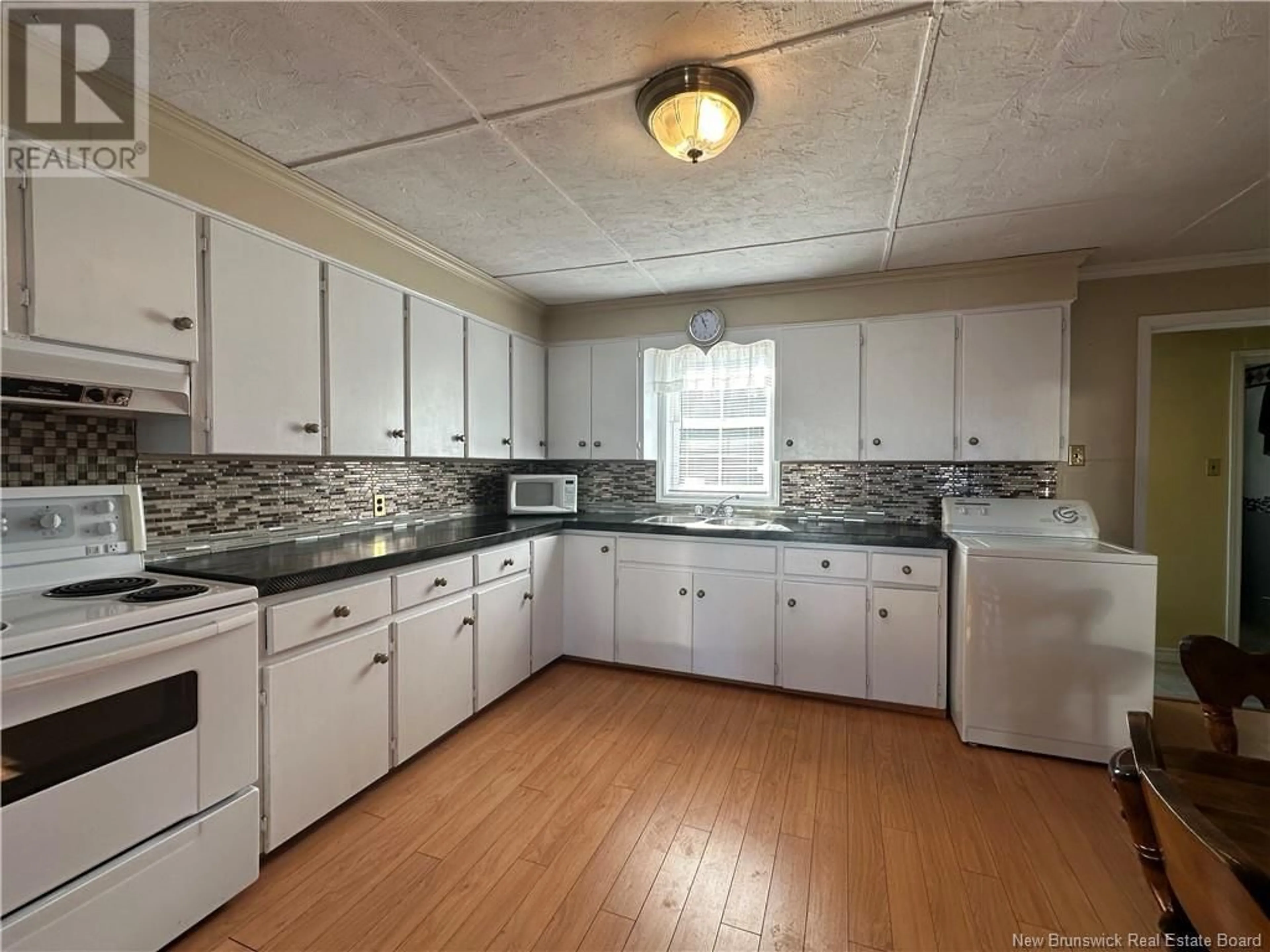 Standard kitchen, wood floors, cottage for 324 Irving Boulevard, Bouctouche New Brunswick E4S3M1