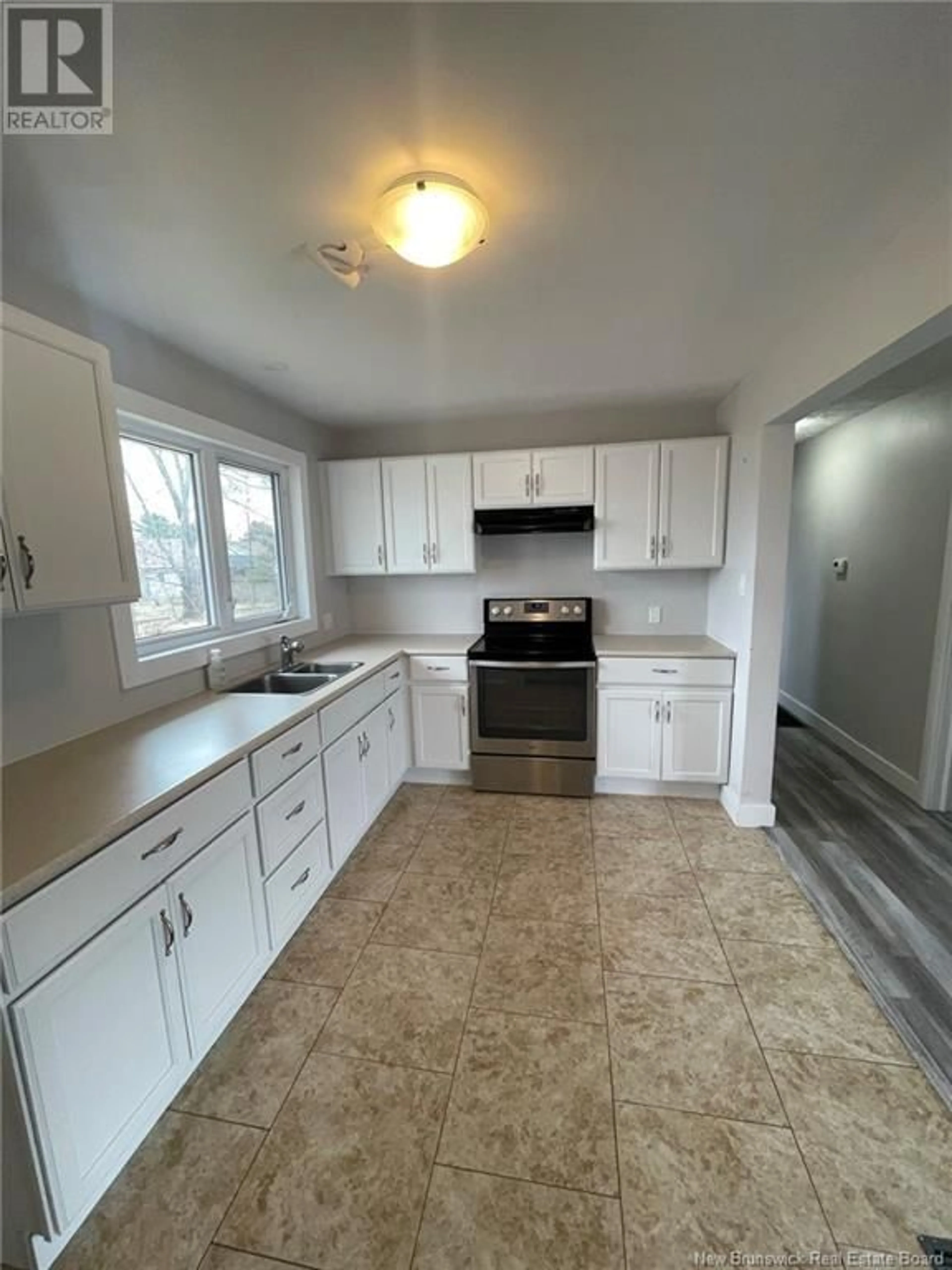 Standard kitchen, wood floors, cottage for 213 Snow Avenue, Moncton New Brunswick E1C8B6