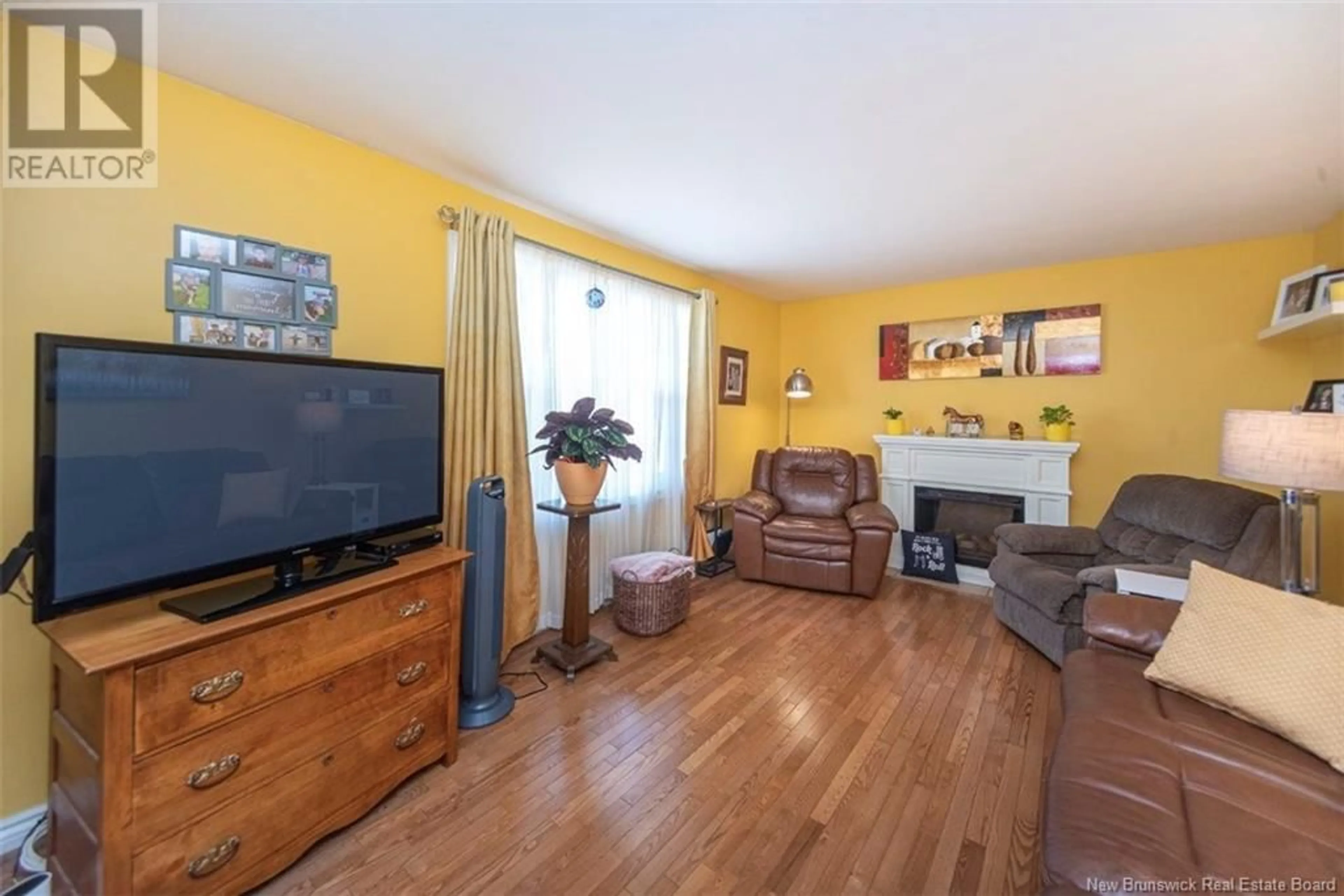 Living room, wood floors for 26 Miller, Moncton New Brunswick E1C7T2