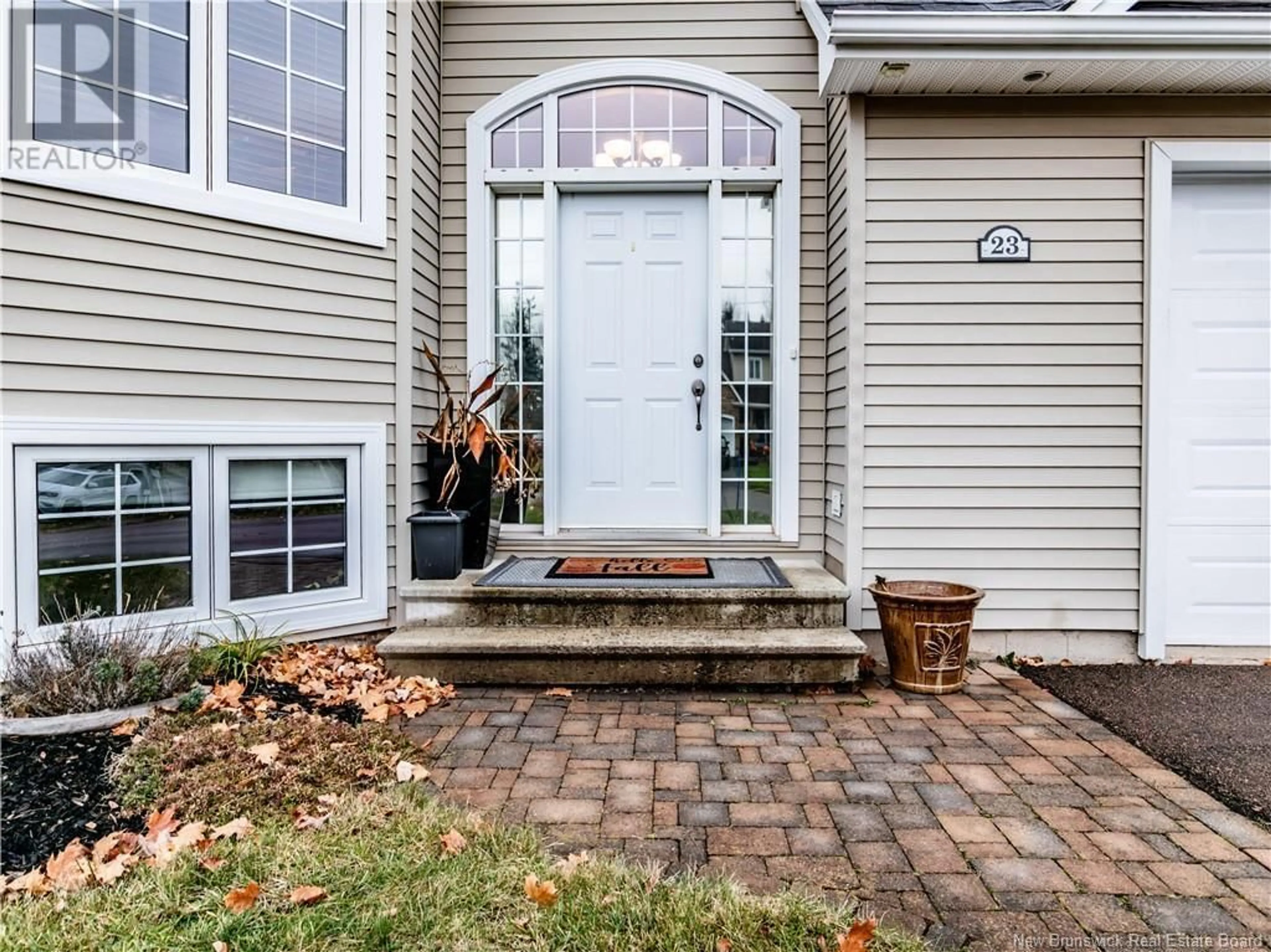 Indoor entryway, wood floors for 23 DESROSIERS, Dieppe New Brunswick E1A7W5