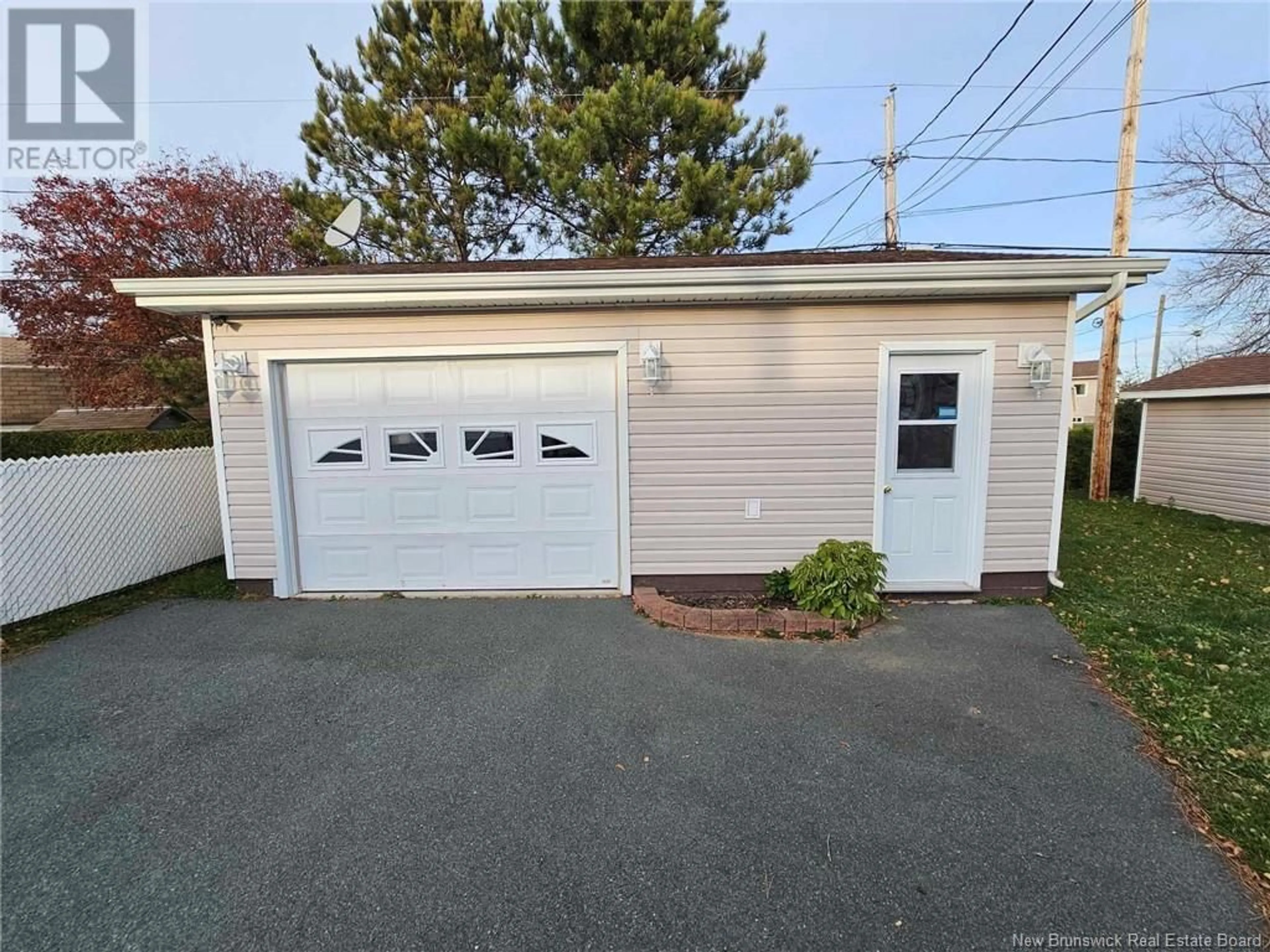 Indoor garage for 563 FLEET Crescent, Bathurst New Brunswick E2A4H2