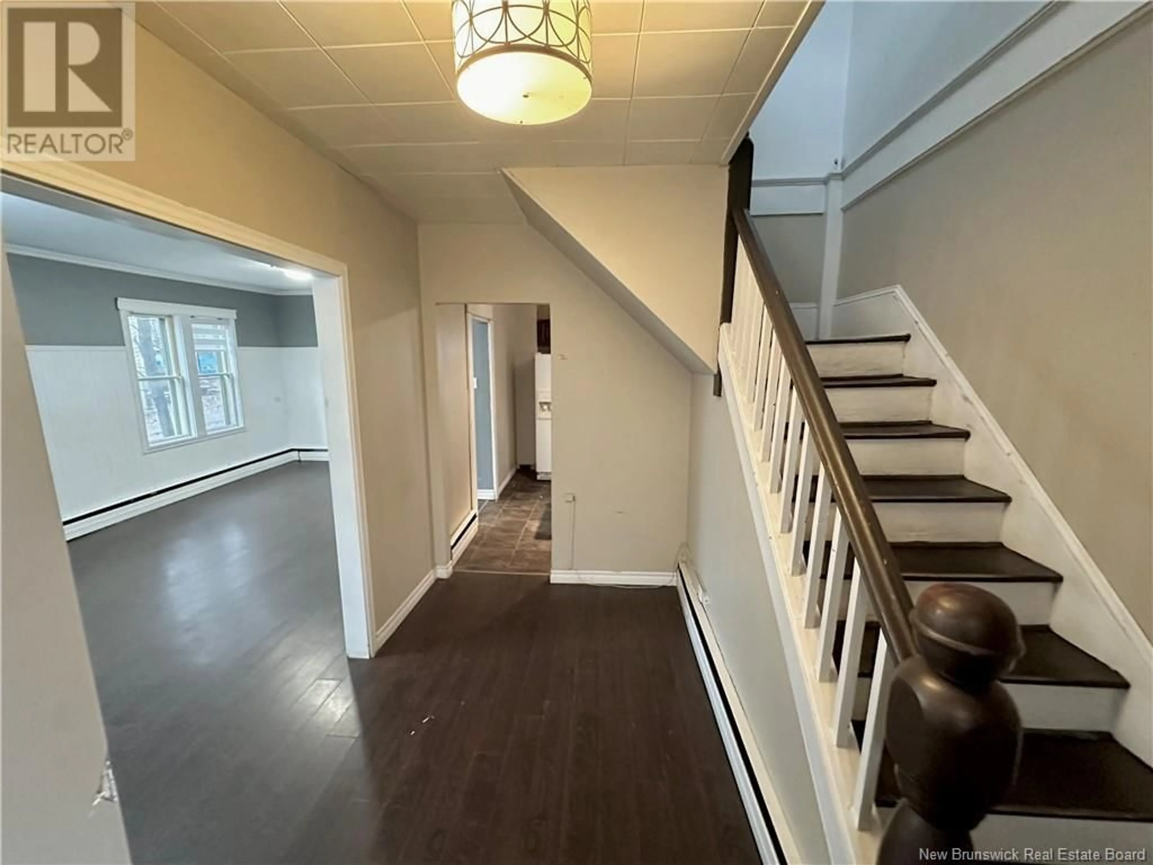 Indoor foyer, wood floors for 560 Queen Street, Bathurst New Brunswick E2A2J7