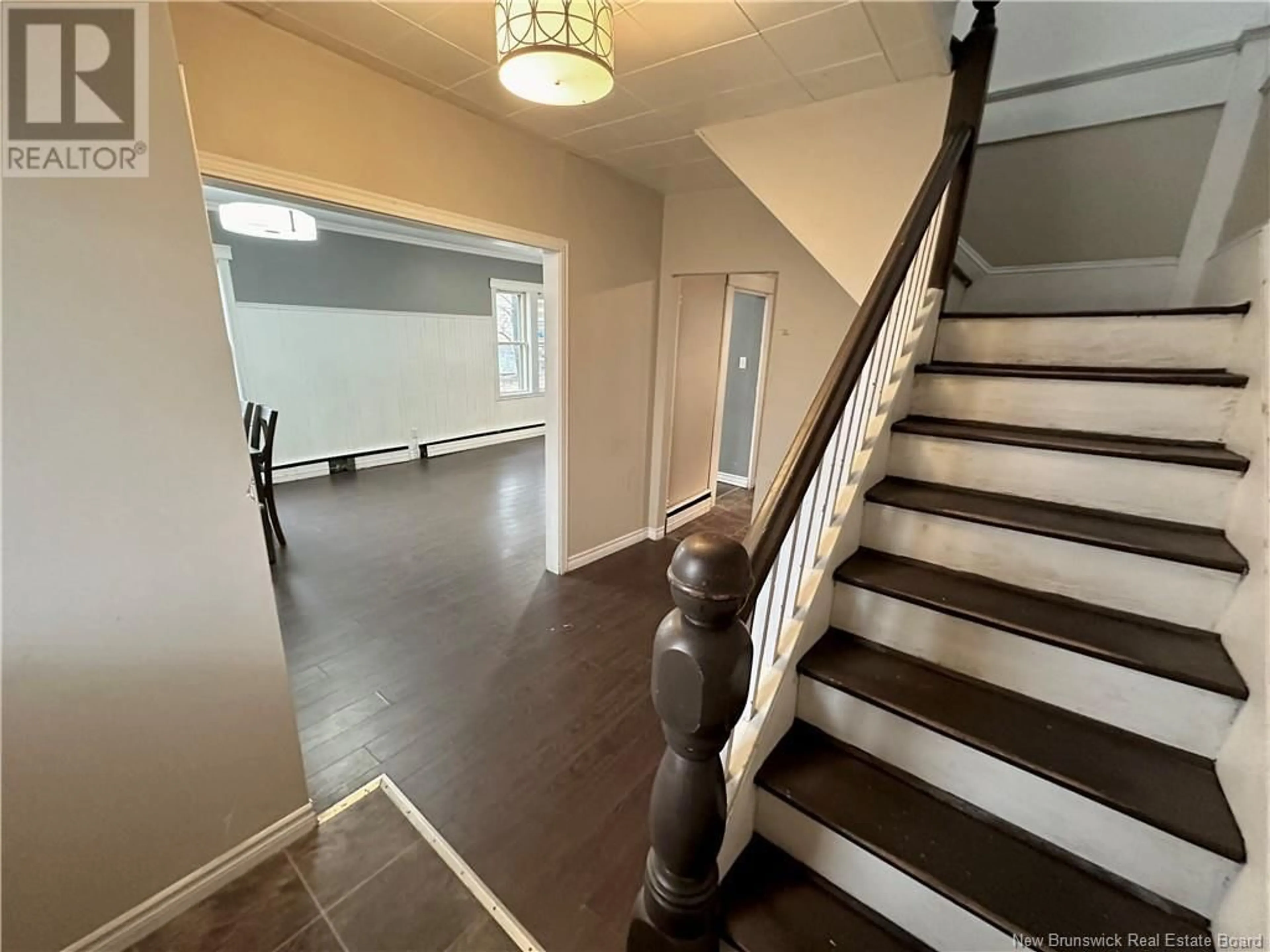 Indoor foyer, wood floors for 560 Queen Street, Bathurst New Brunswick E2A2J7