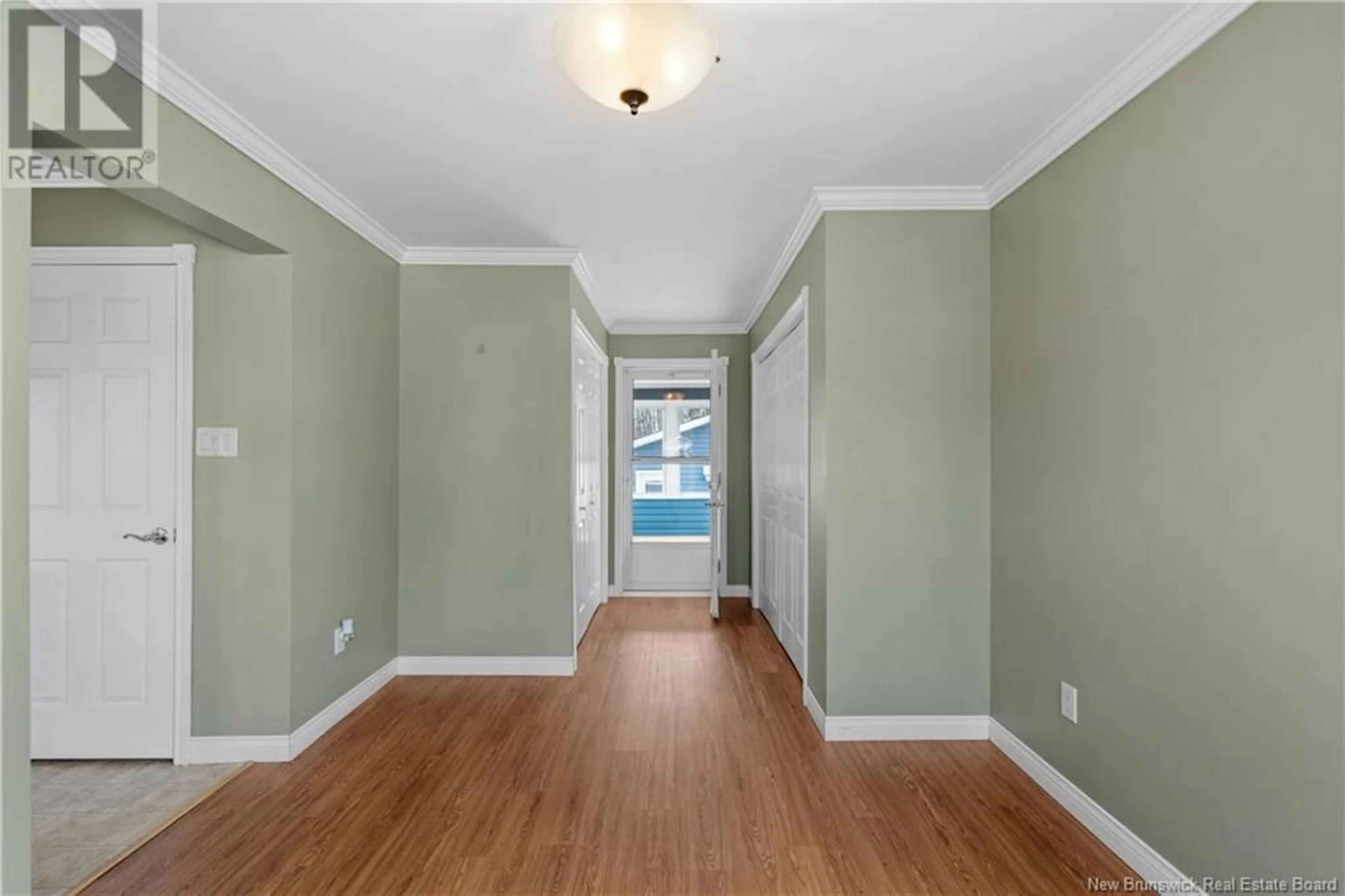 Indoor entryway, wood floors for 104 Pascal Avenue, Dieppe New Brunswick E1A5N5