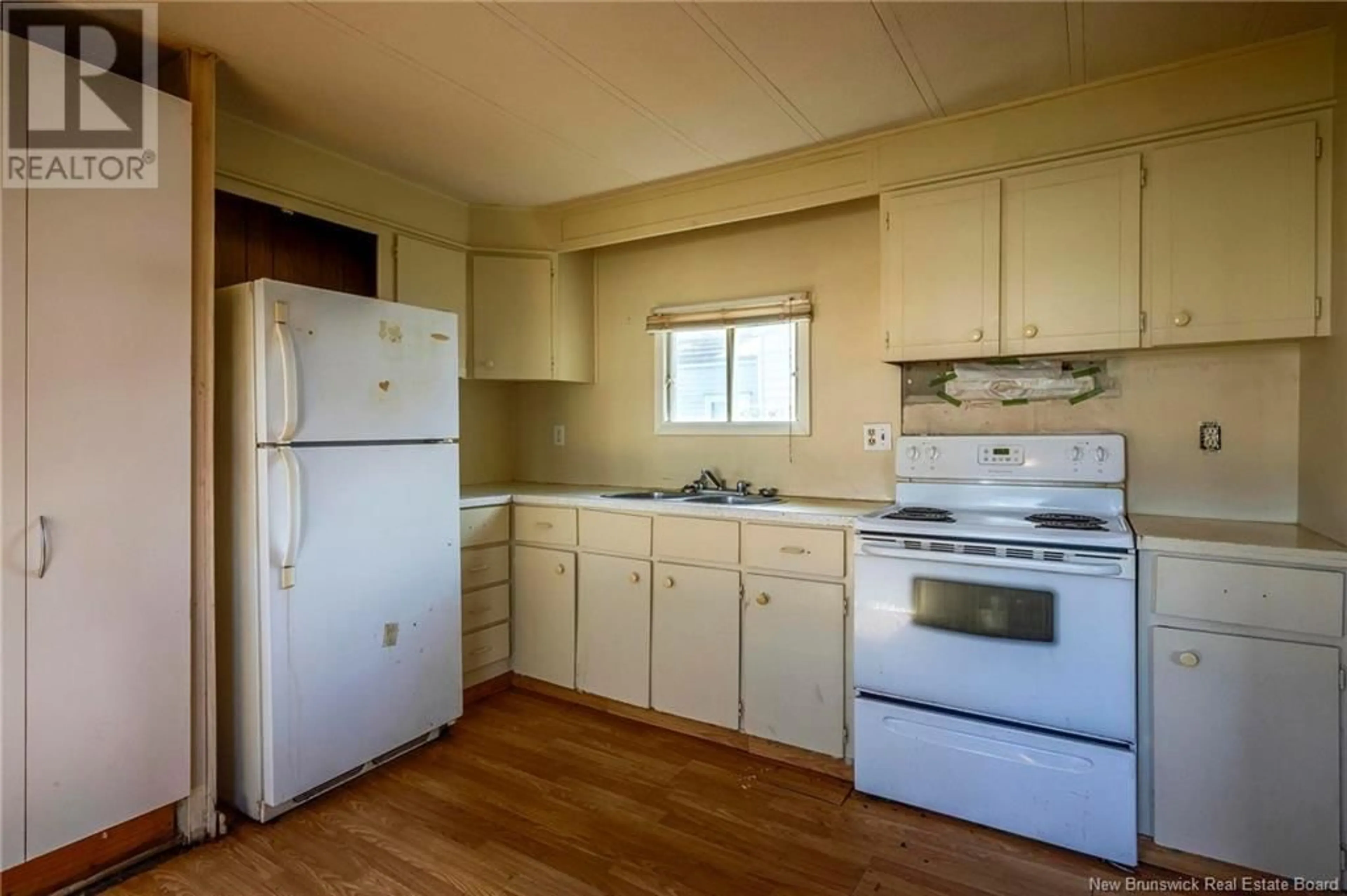 Standard kitchen, wood floors, cottage for 9 Laura Lane, Moncton New Brunswick E1E3S9