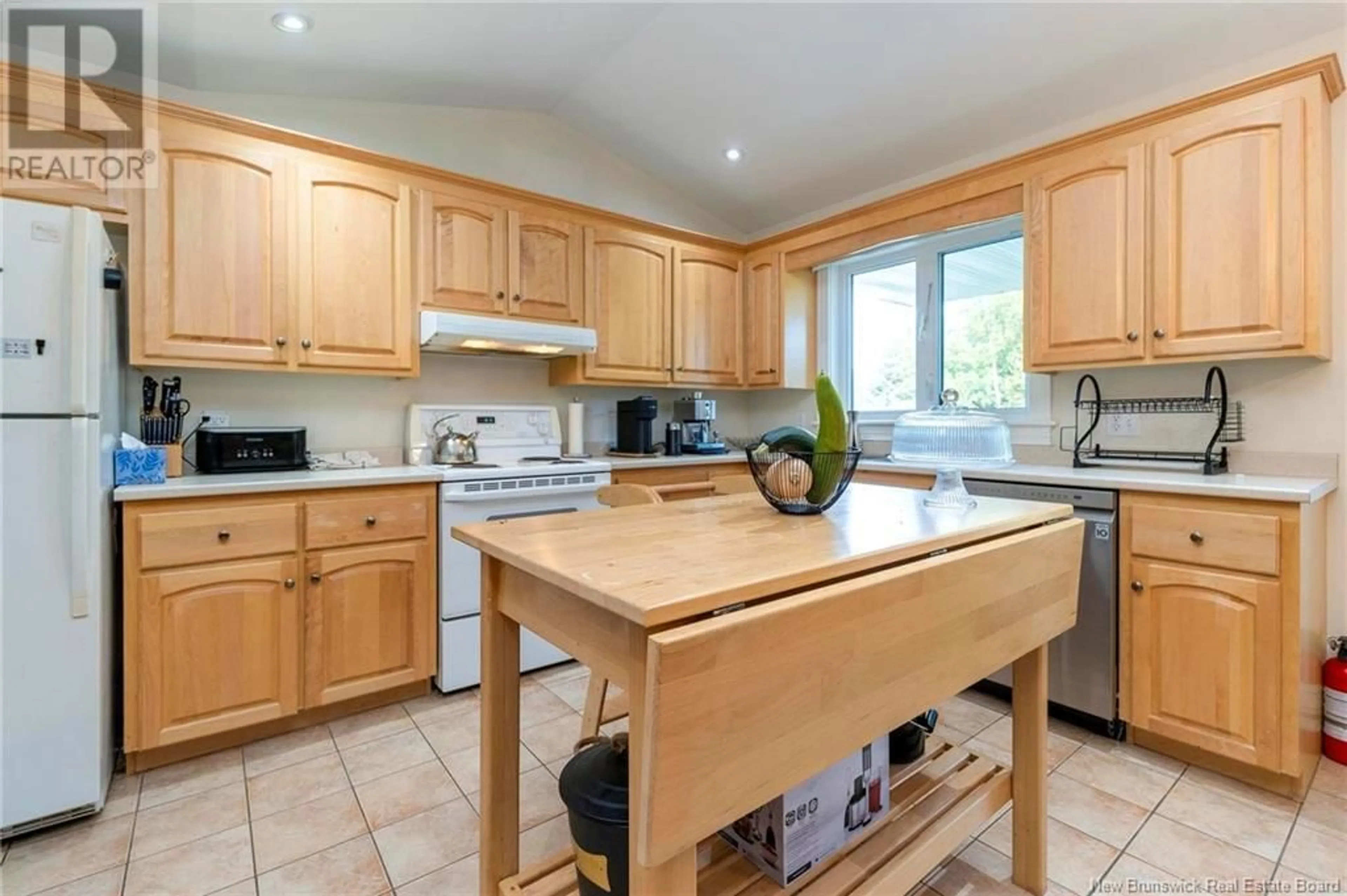 Standard kitchen, wood floors, cottage for 28 Hazelton, Quispamsis New Brunswick E2E6B6