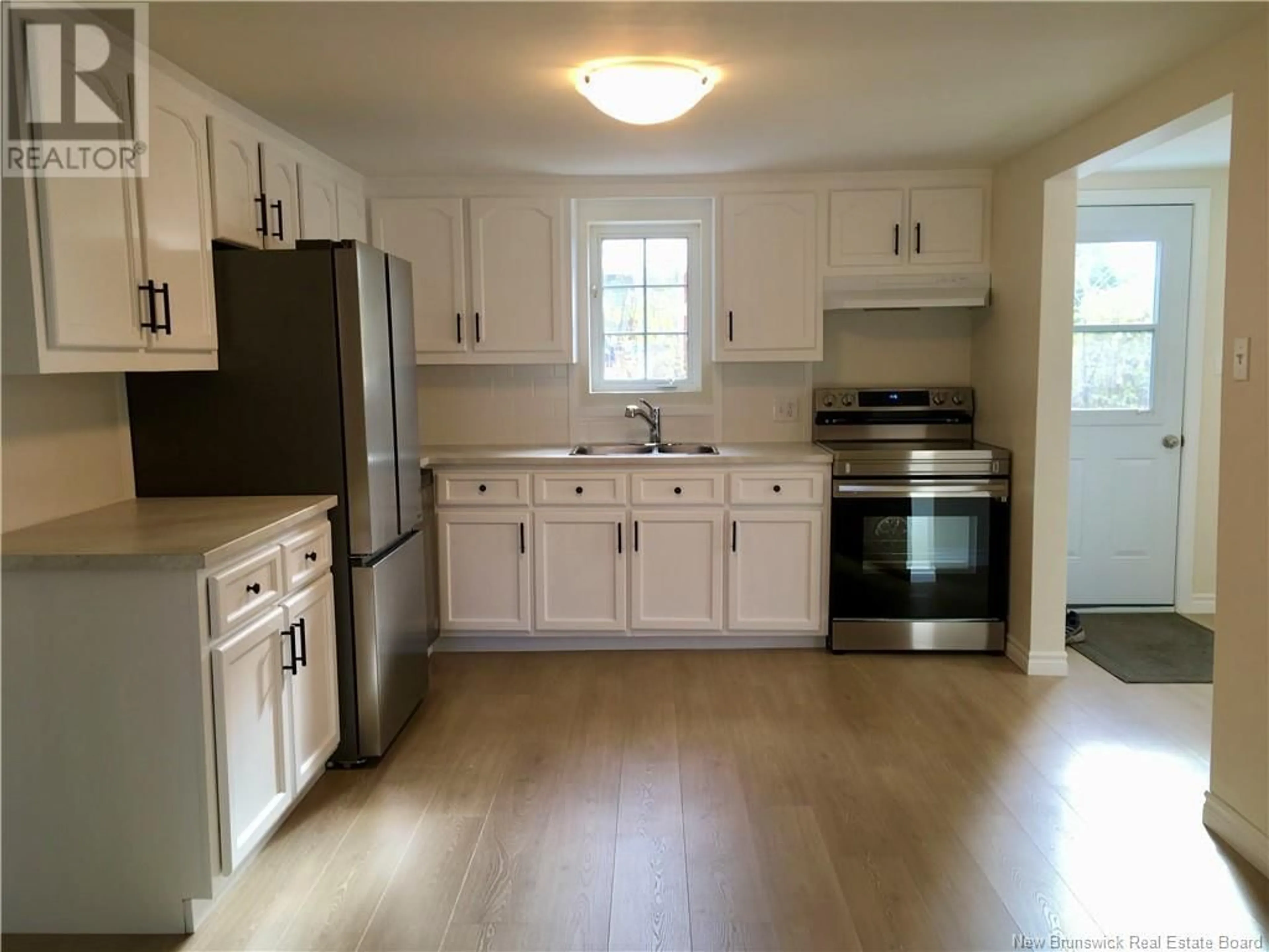 Standard kitchen, wood floors, cottage for 86 Caissie Avenue, Shediac New Brunswick E4P1K5