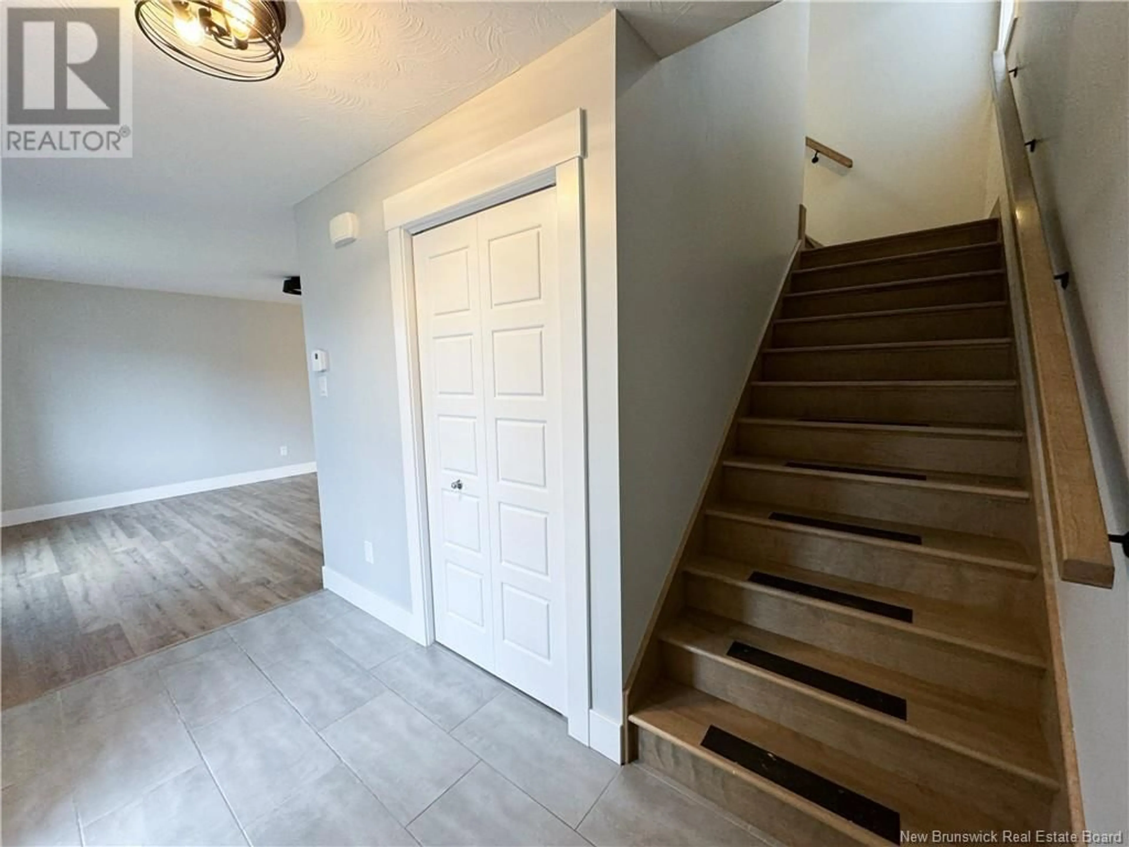 Indoor entryway, wood floors for 182 Melanie Street, Dieppe New Brunswick E1A8N5