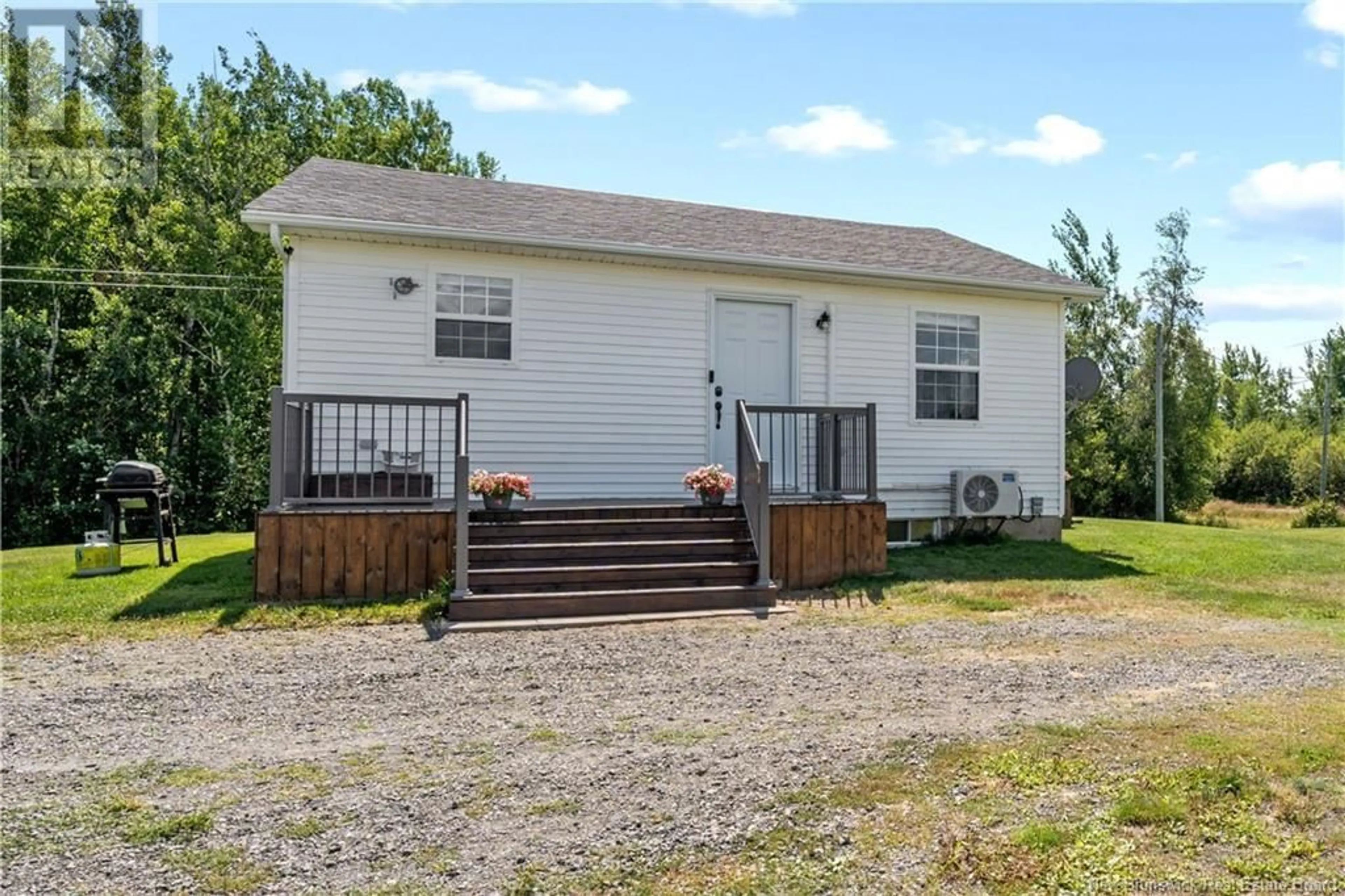 Home with vinyl exterior material, building for 89 ALMA, Dixon Point New Brunswick E4S3X6