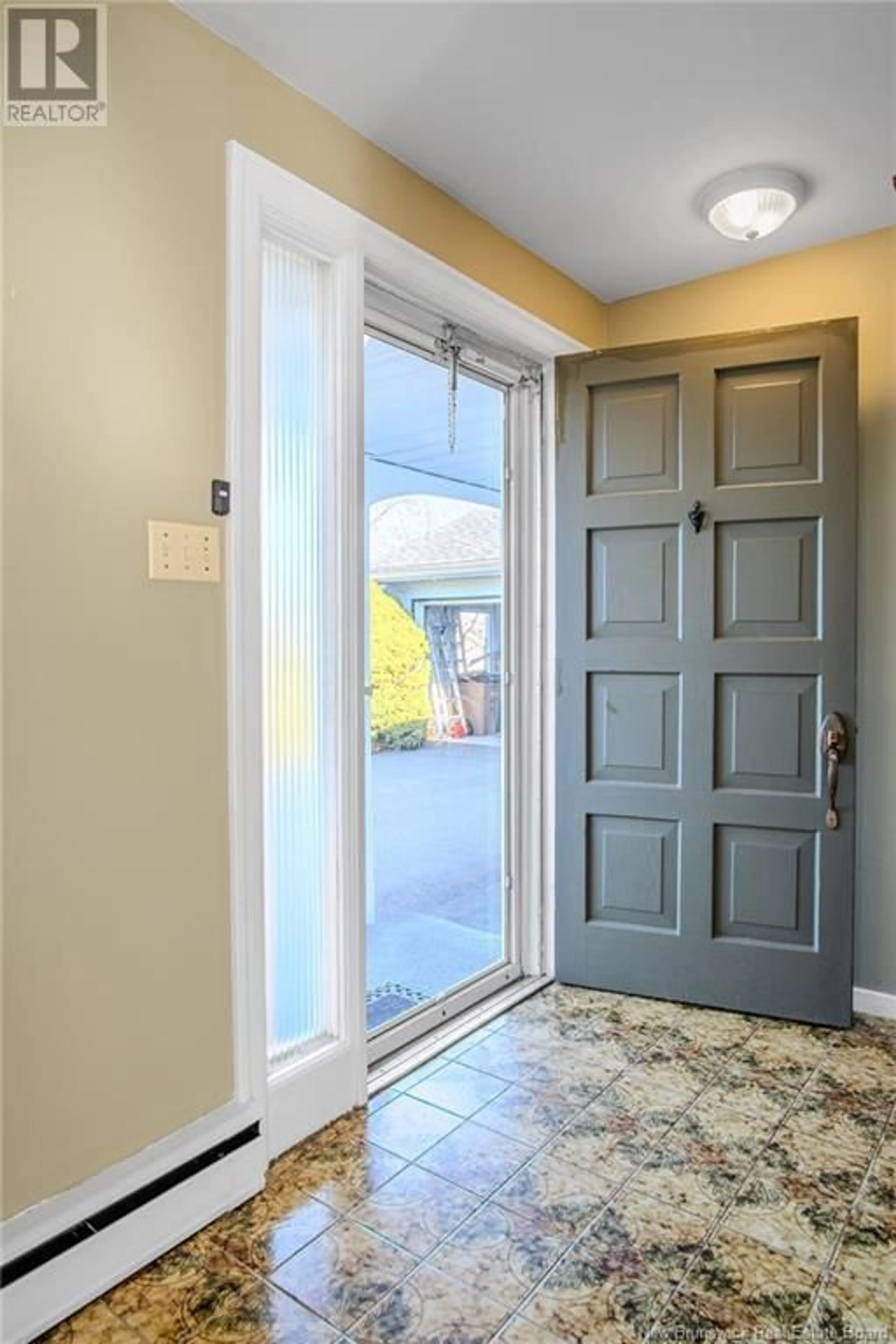 Indoor entryway, wood floors for 285 Balmoral Court, Saint John New Brunswick E2M7V8