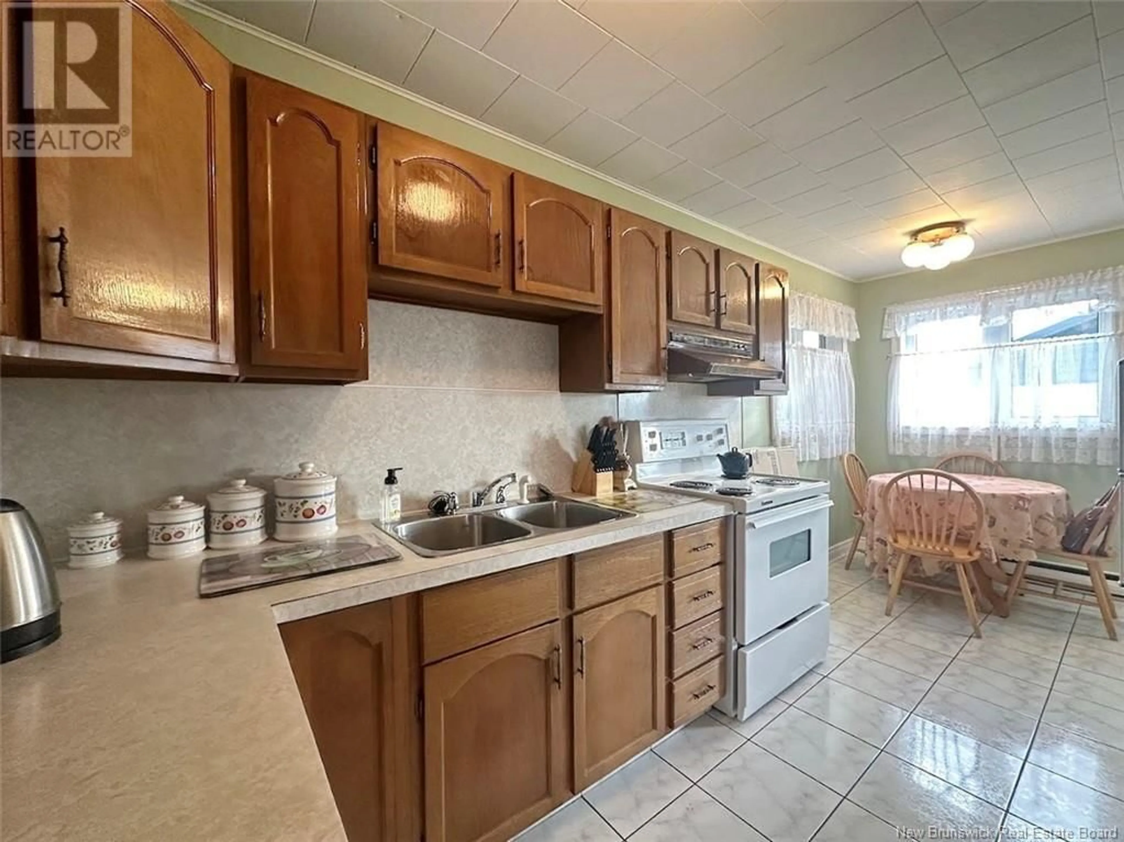 Standard kitchen, cottage for 19 J-Gaspard Boucher Avenue, Edmundston New Brunswick E3V1P4