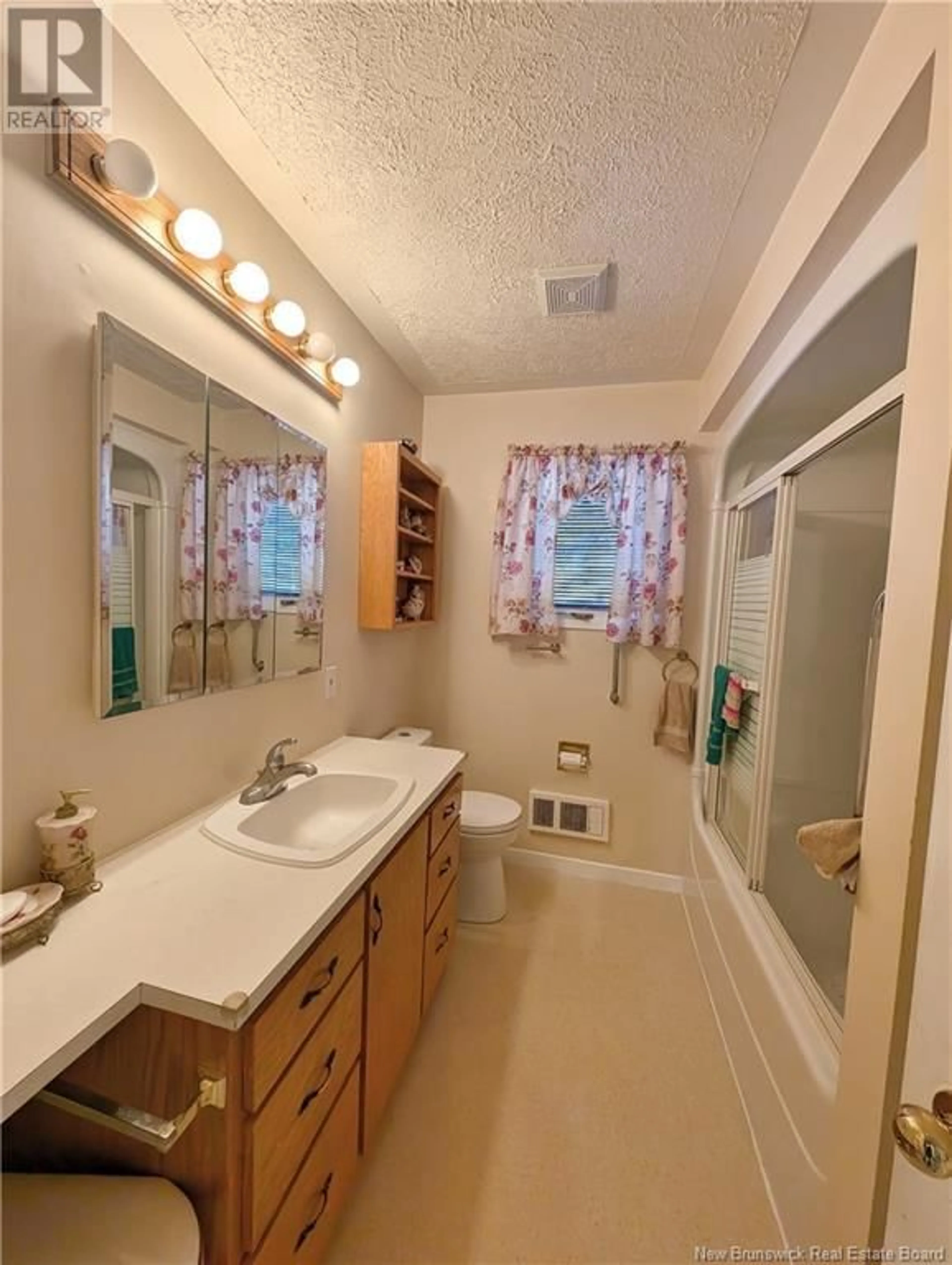 Standard bathroom, ceramic/tile floor for 771 Chemin Pointe des Ferguson, Tracadie New Brunswick E1X1C6