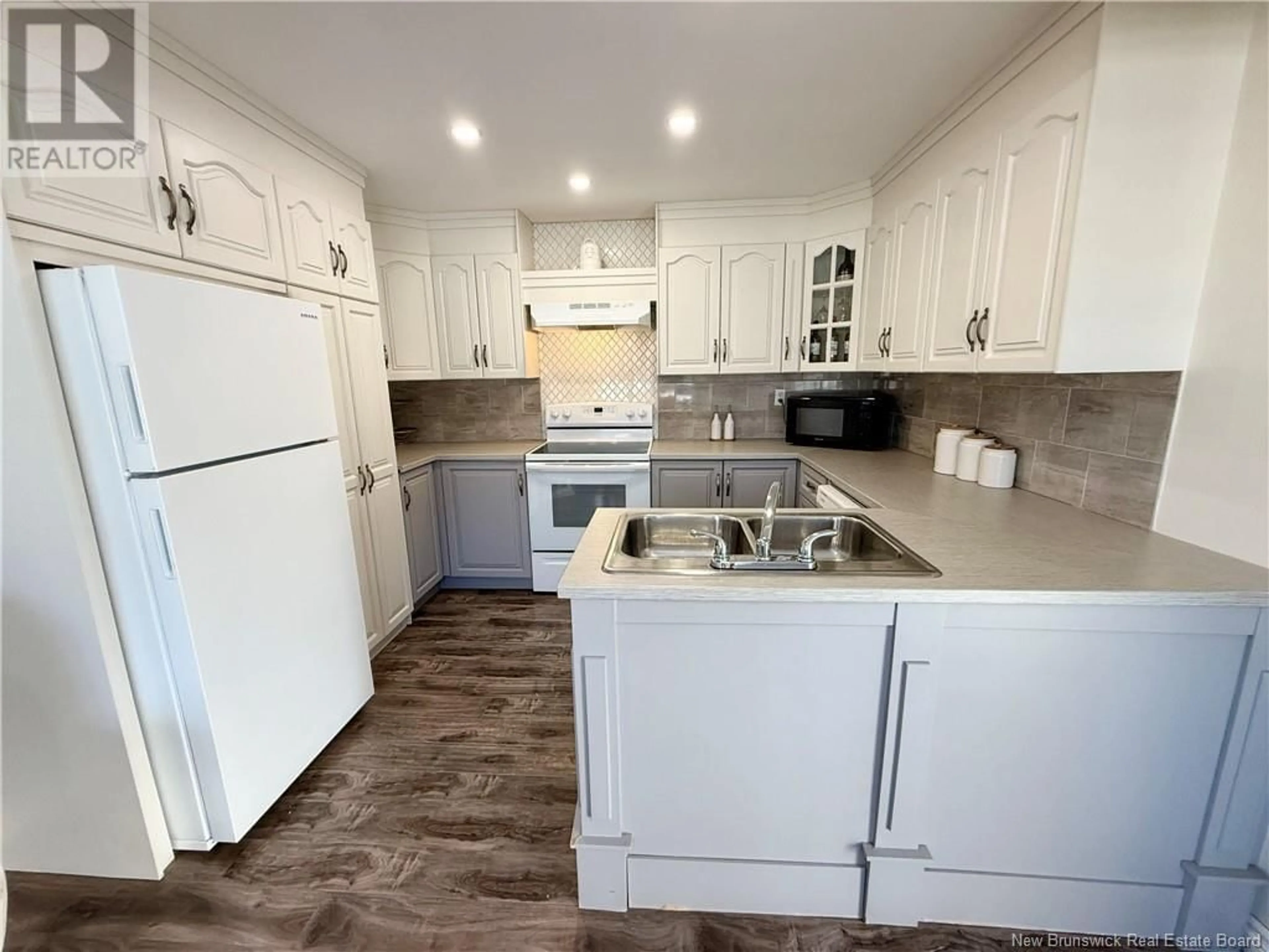 Standard kitchen, ceramic/tile floor for 685 Camille Street, Bathurst New Brunswick E2A3M7