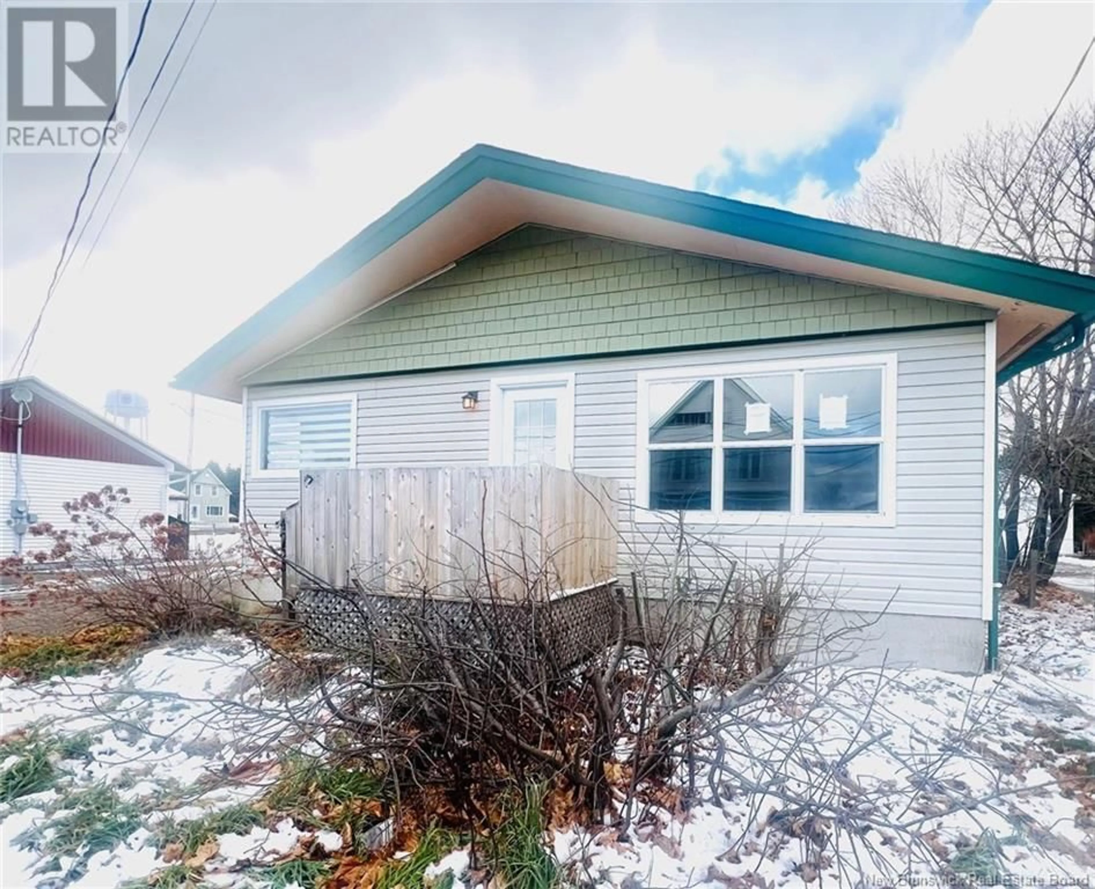 Home with vinyl exterior material, building for 4255 rue Principale, Tracadie New Brunswick E1X1B9