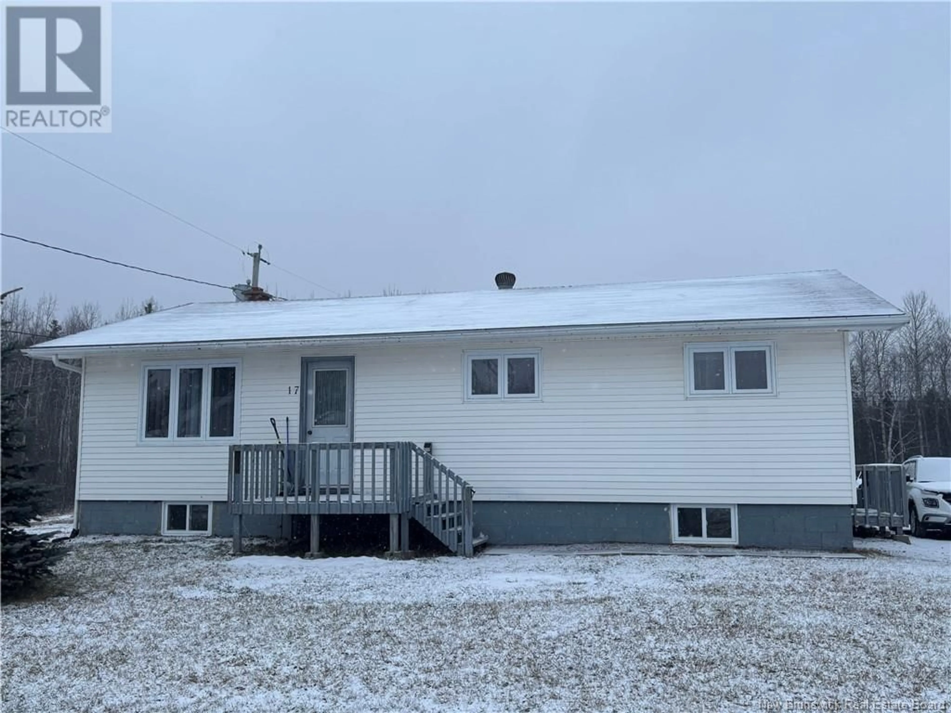 Home with vinyl exterior material, building for 17 Chemin Abbe, Petit-Rocher New Brunswick E8J1W5