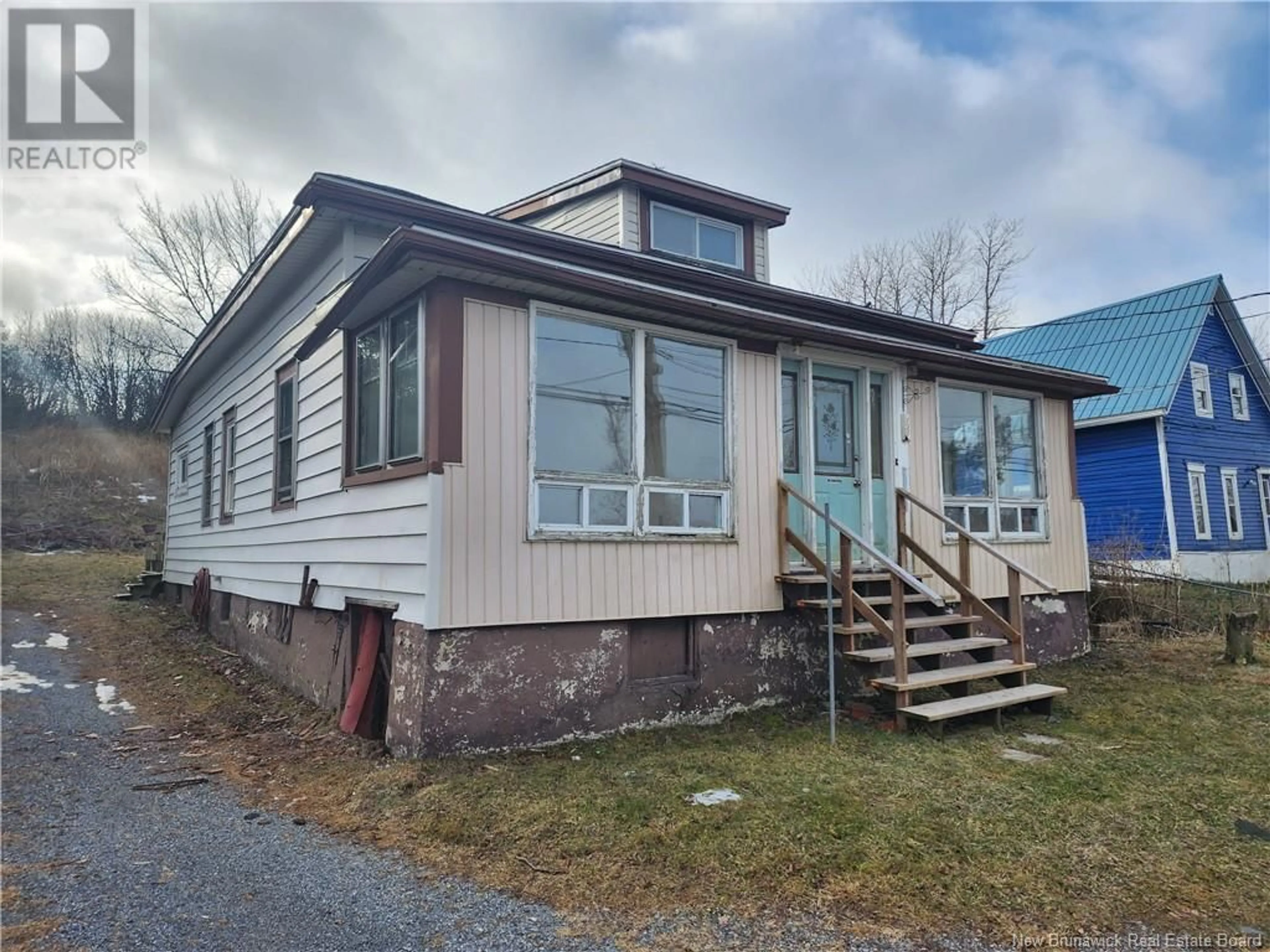 Home with vinyl exterior material, building for 737 Bay Street, Saint John New Brunswick E2M7L6