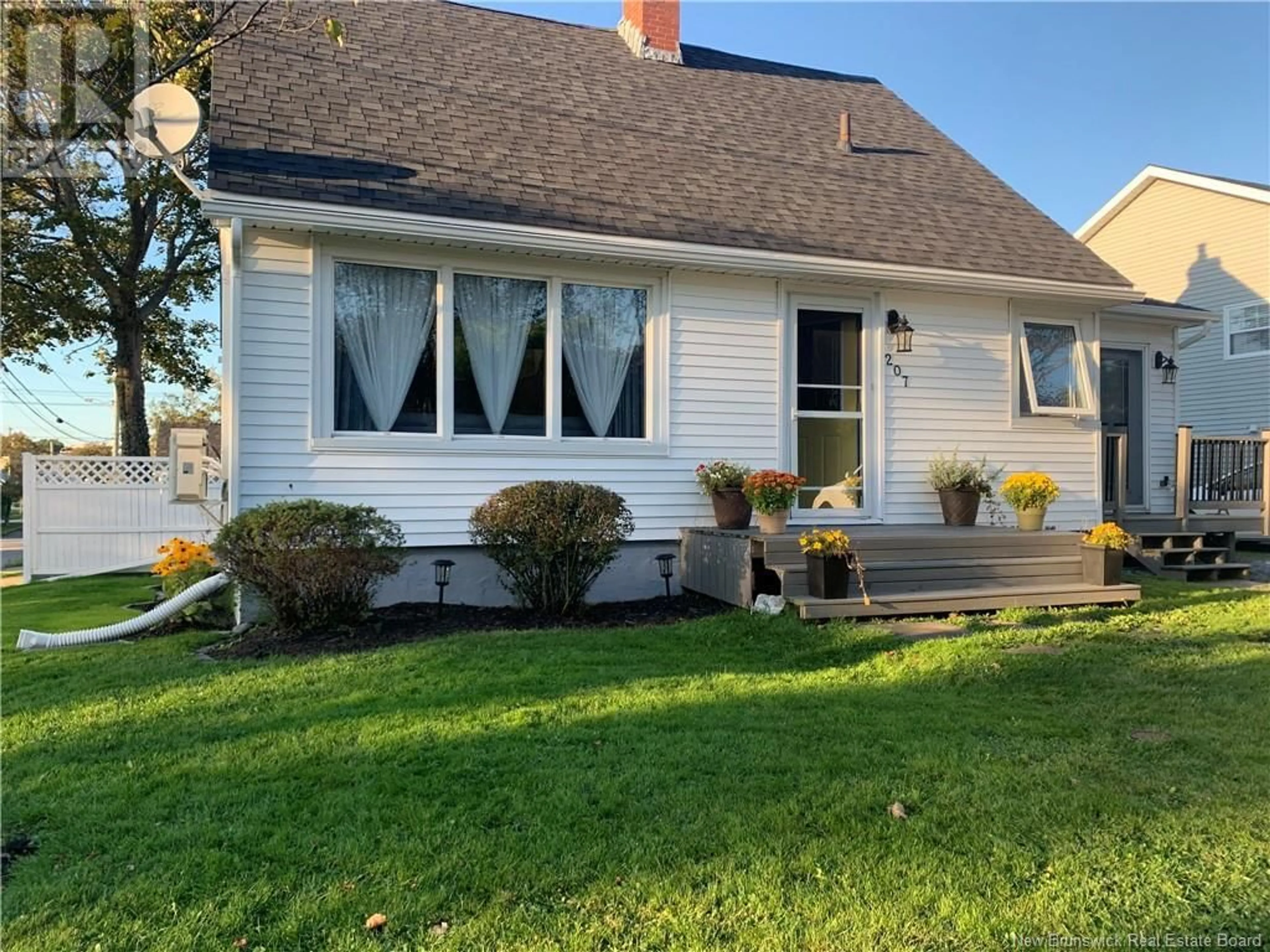 Home with vinyl exterior material, street for 207 Montreal Avenue, Saint John New Brunswick E2M3K3